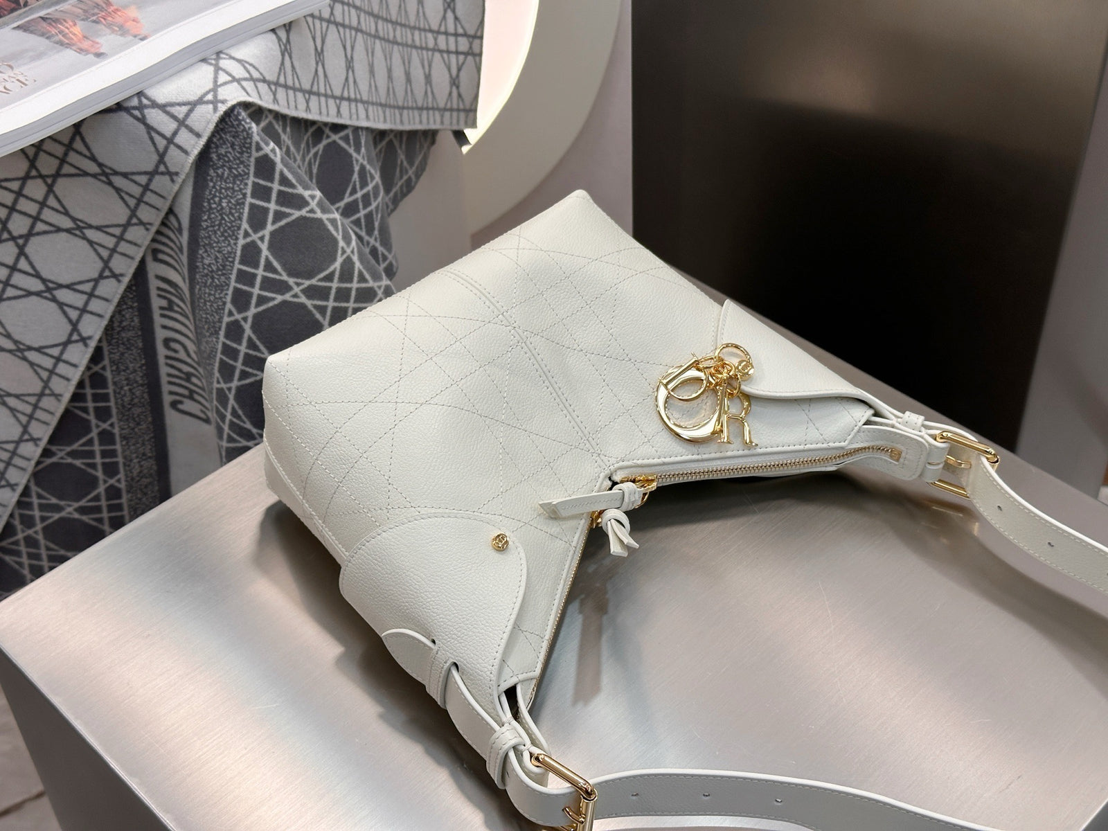 디올 보야주 백 플랫 매크로 까나쥬 그레인드 카프스킨 스몰