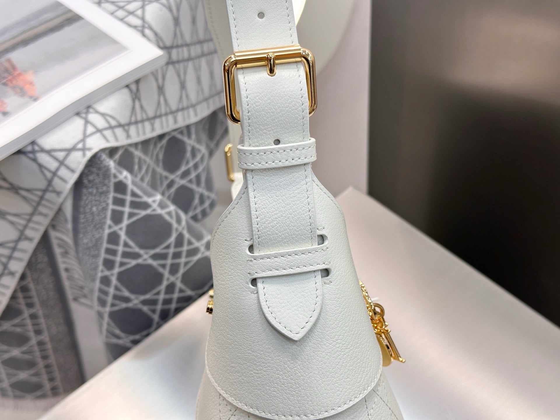 디올 보야주 백 플랫 매크로 까나쥬 그레인드 카프스킨 스몰