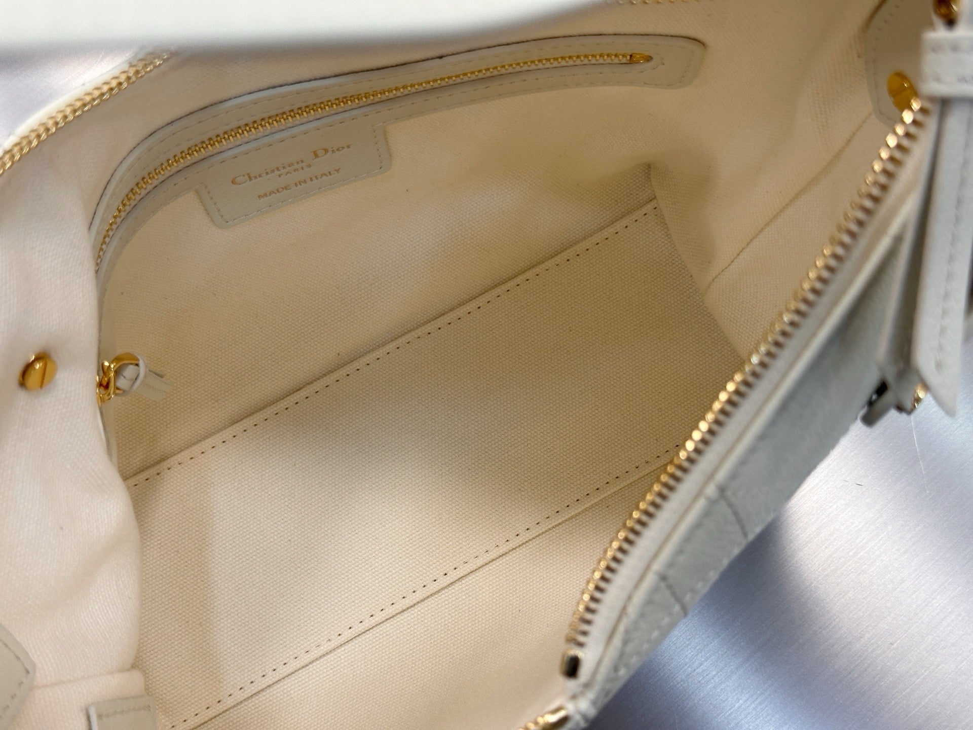 디올 보야주 백 플랫 매크로 까나쥬 그레인드 카프스킨 스몰