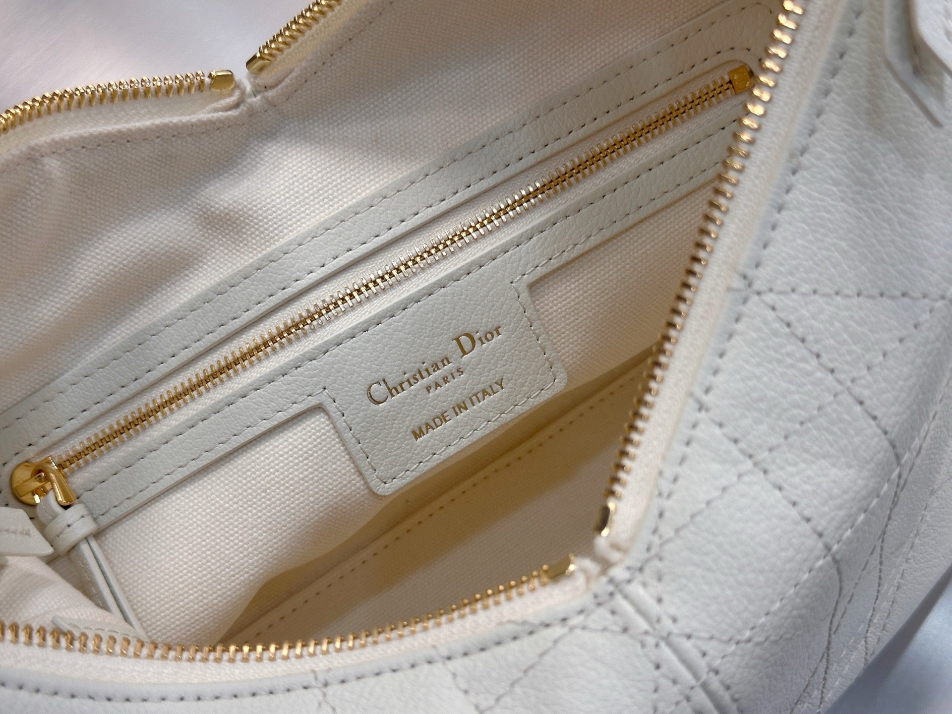 디올 보야주 백 플랫 매크로 까나쥬 그레인드 카프스킨 스몰