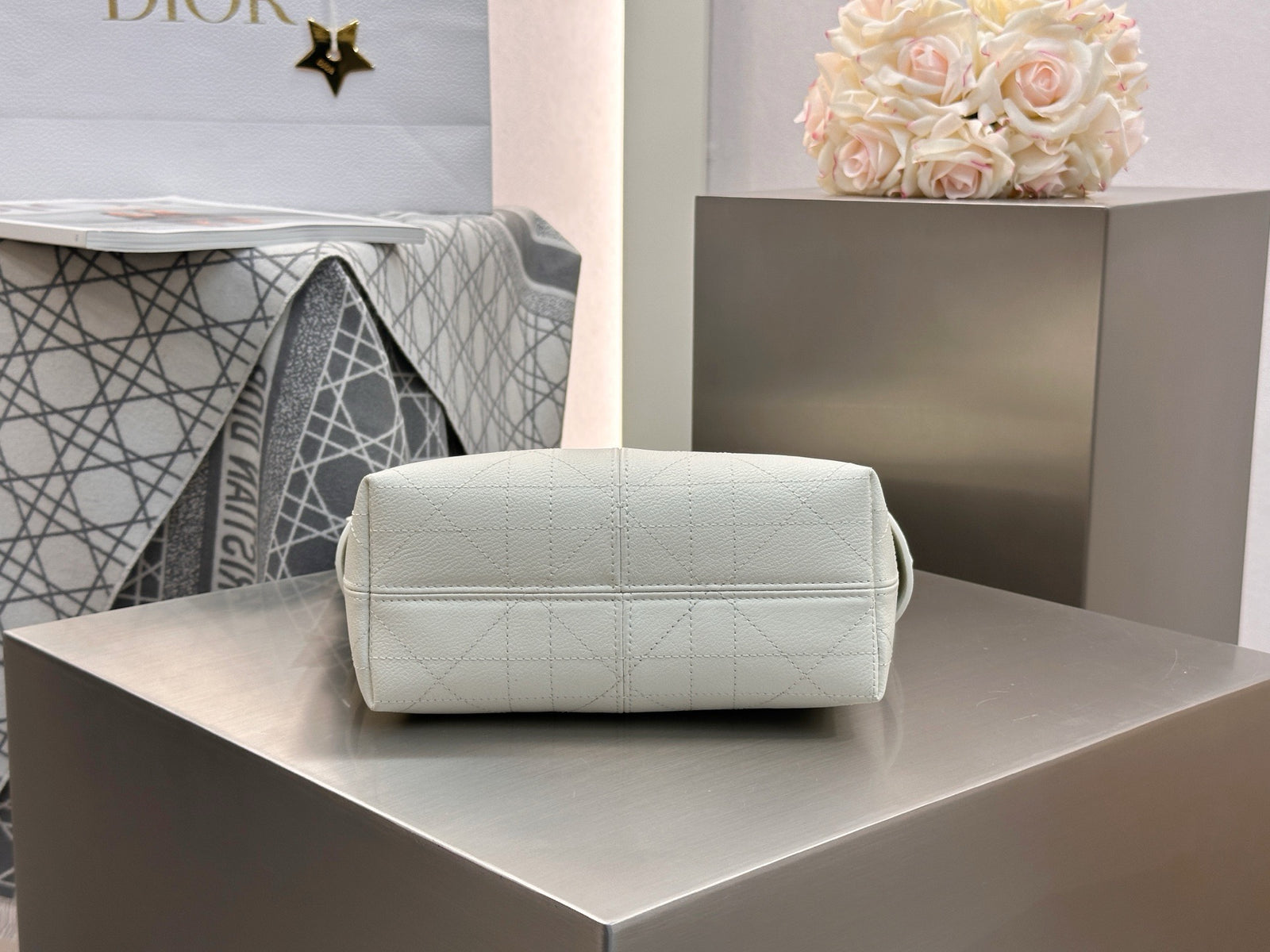 디올 보야주 백 플랫 매크로 까나쥬 그레인드 카프스킨 스몰