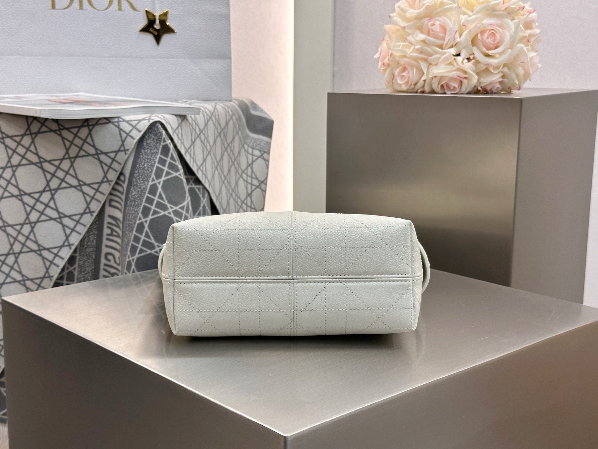 디올 보야주 백 플랫 매크로 까나쥬 그레인드 카프스킨 스몰