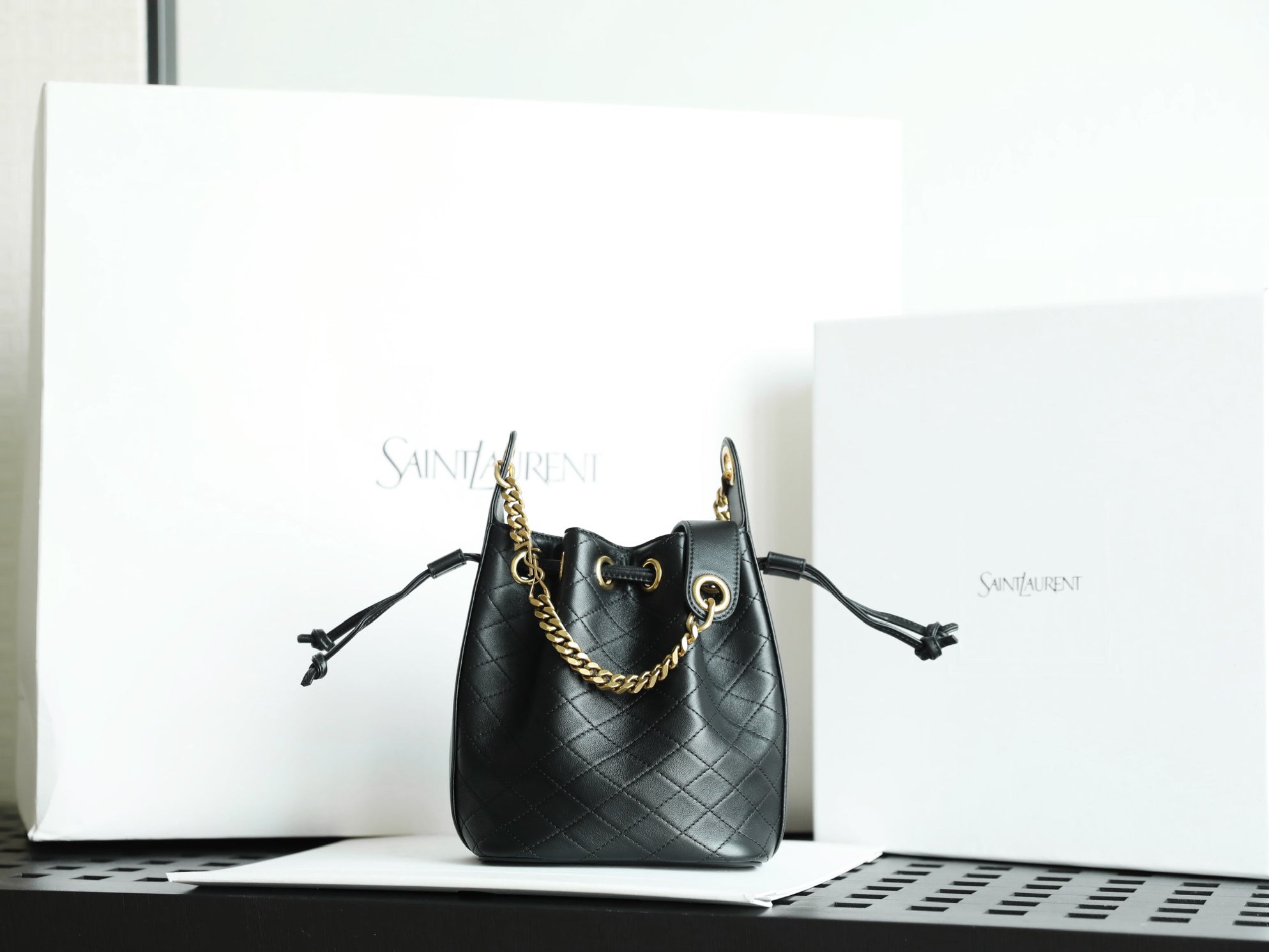 생로랑 카산드라 버킷백 램스킨