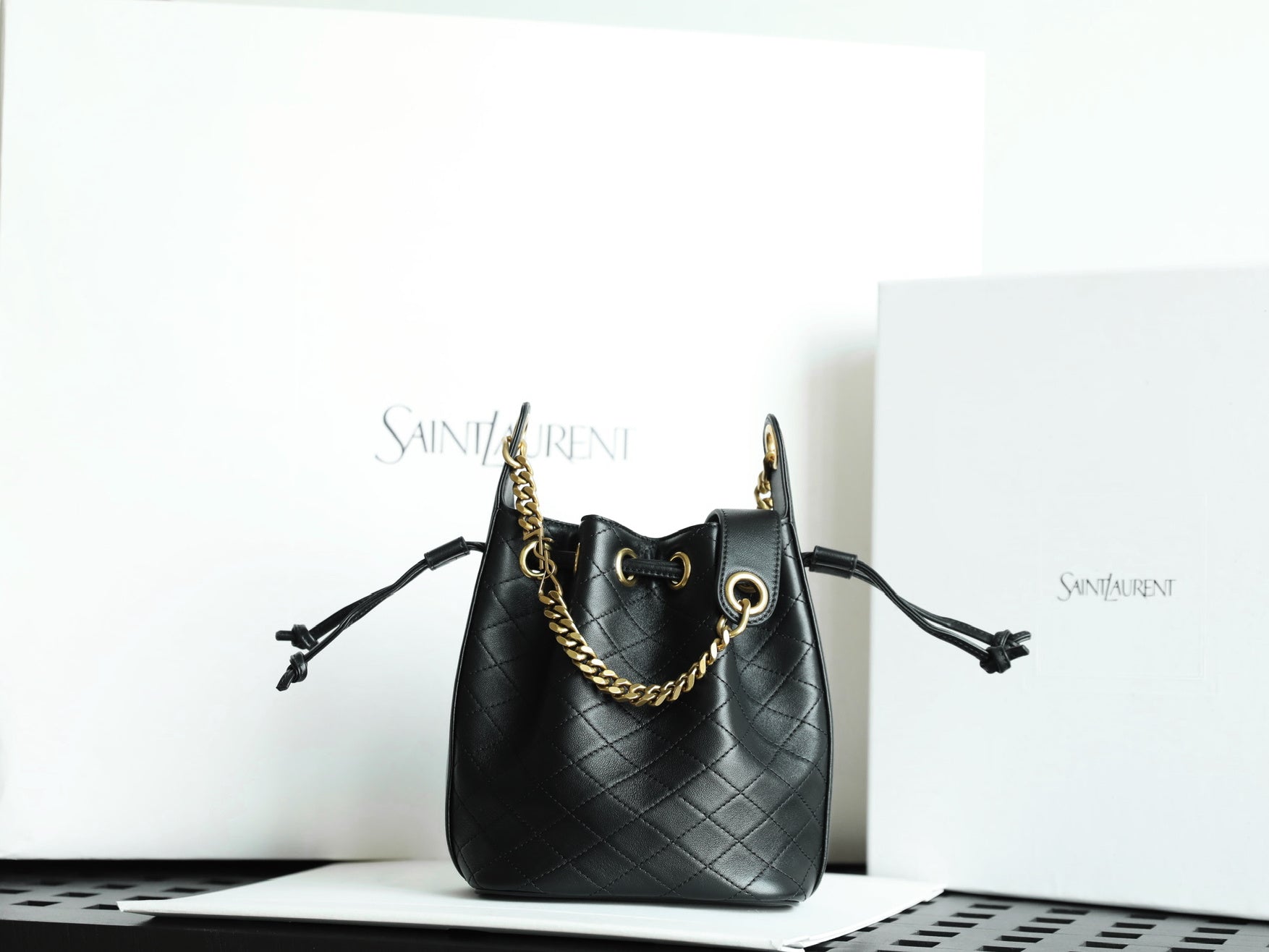 생로랑 카산드라 버킷백 램스킨