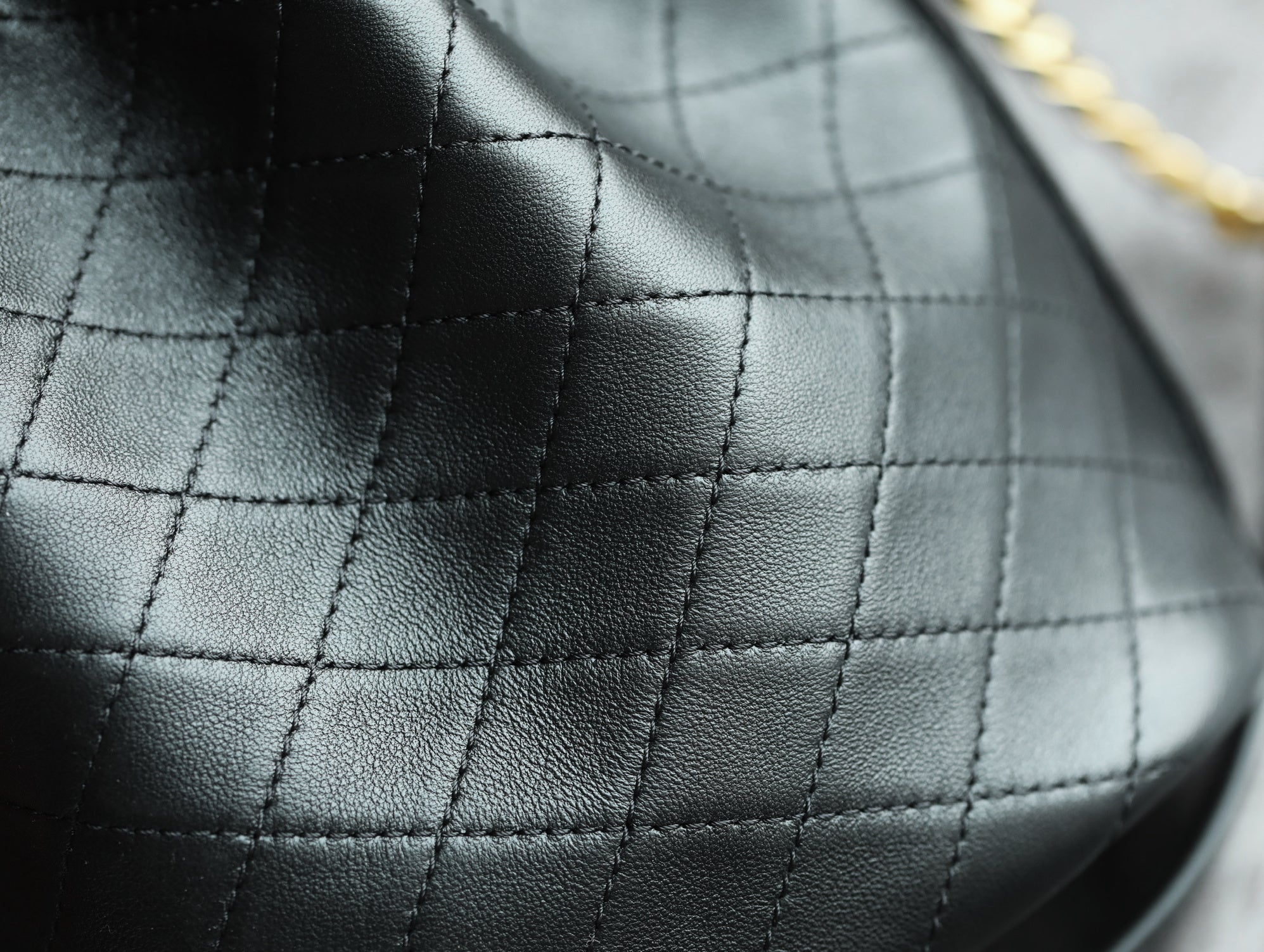 생로랑 카산드라 버킷백 램스킨