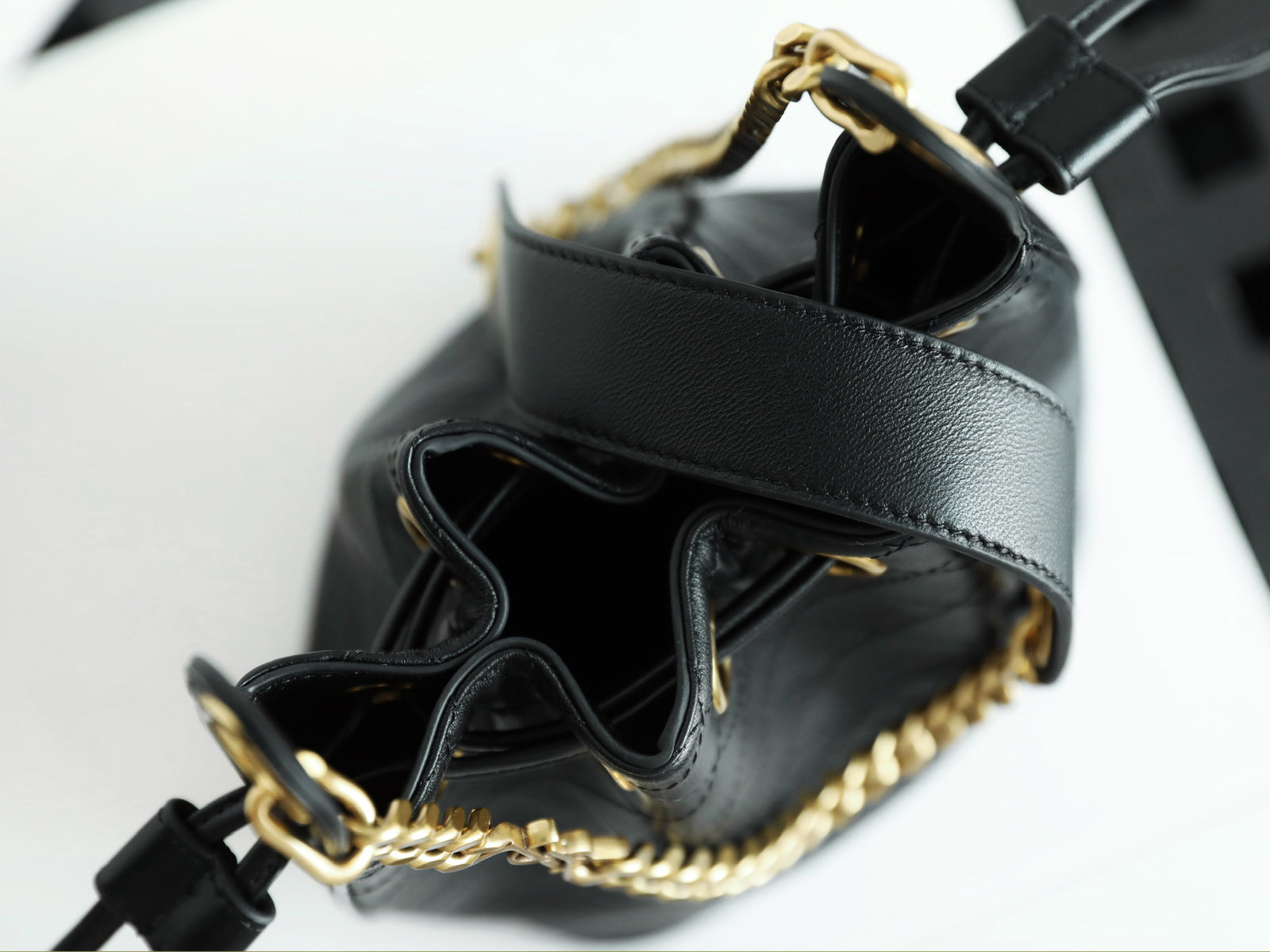 생로랑 카산드라 버킷백 램스킨