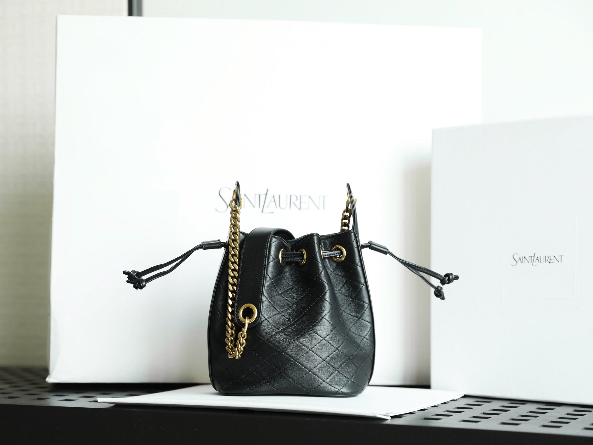 생로랑 카산드라 버킷백 램스킨