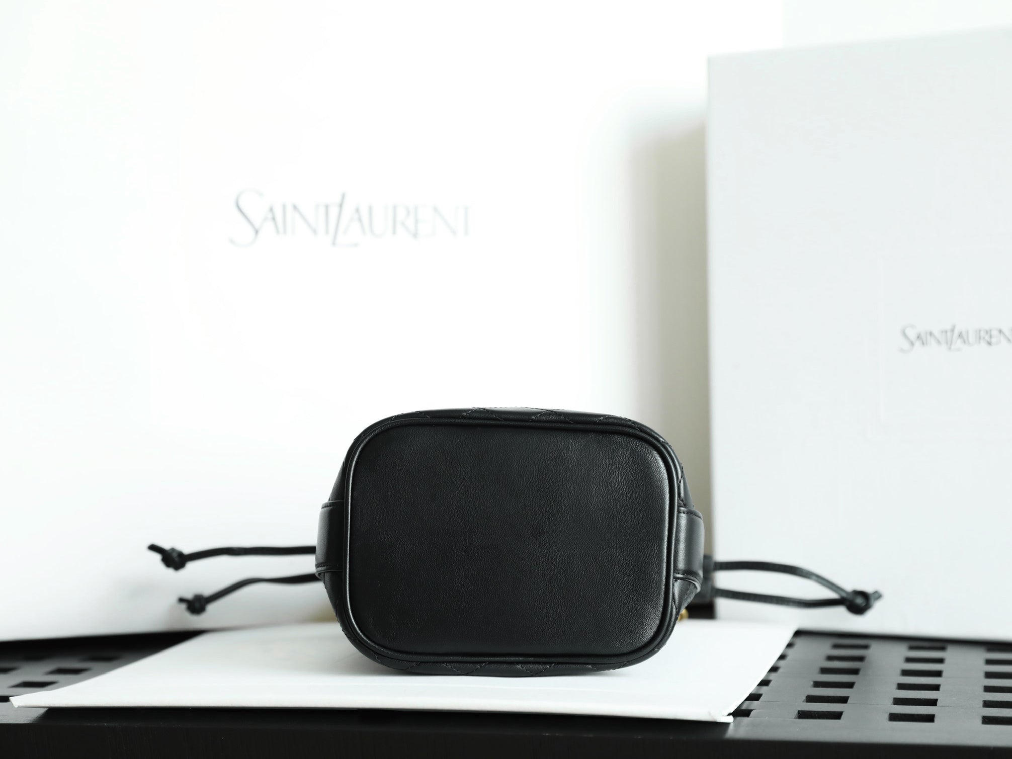 생로랑 카산드라 버킷백 램스킨