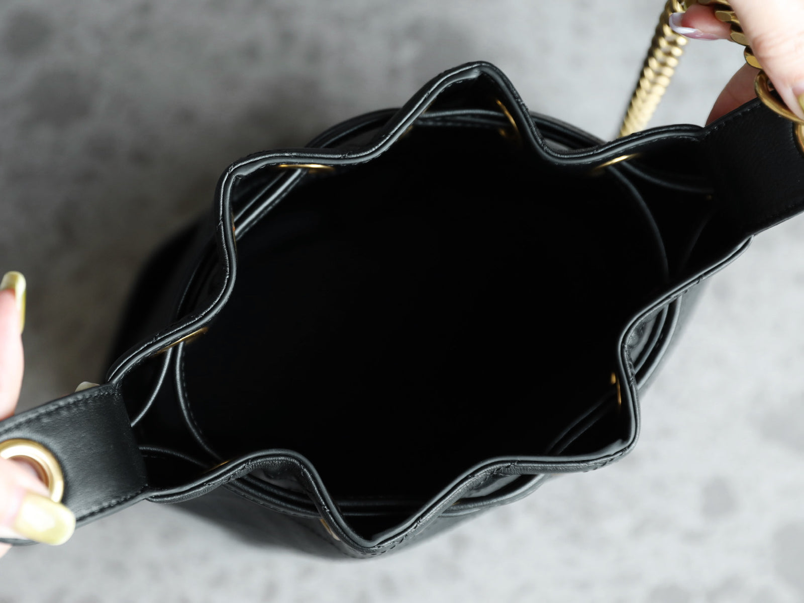 생로랑 카산드라 버킷백 램스킨