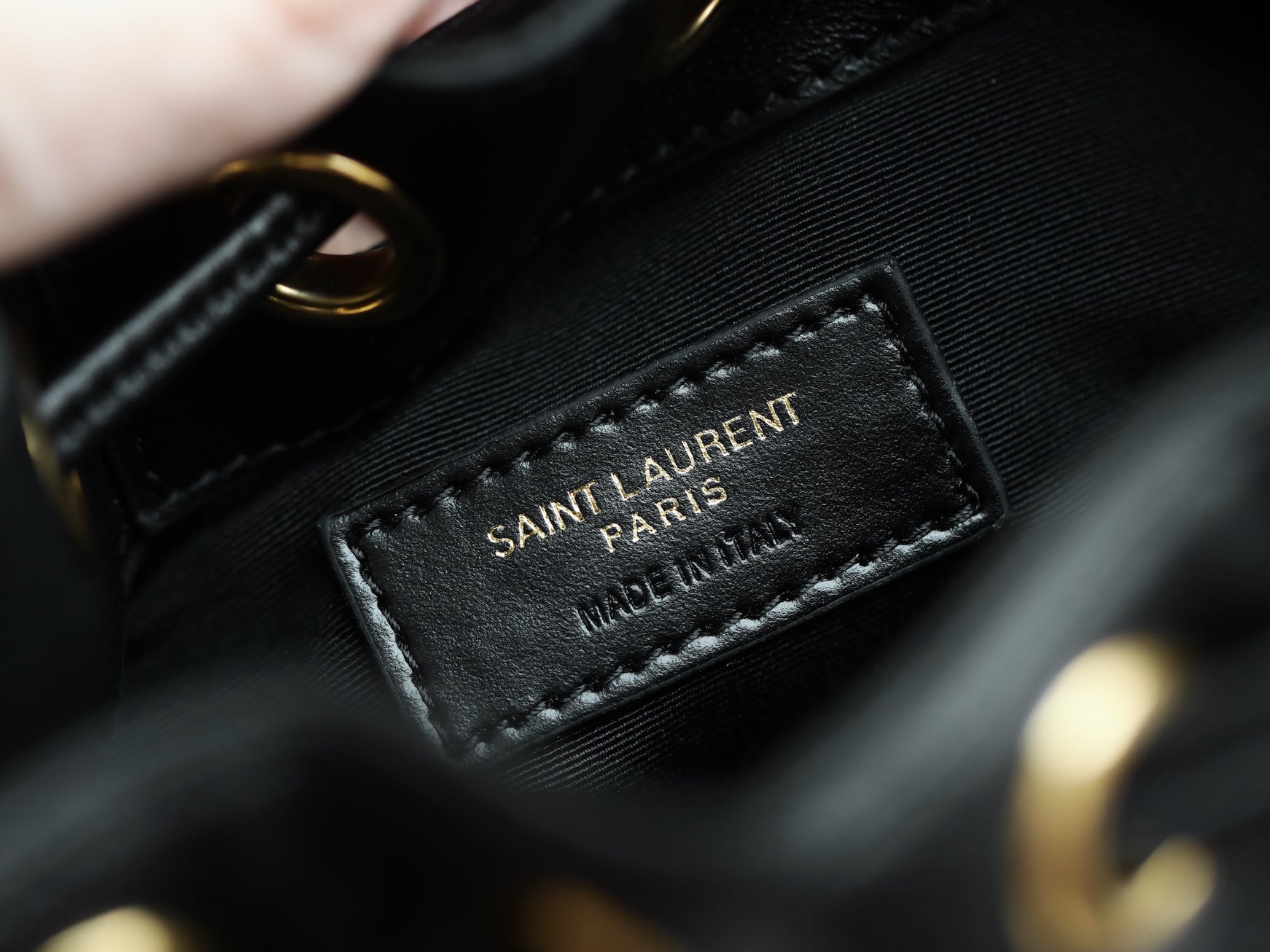 생로랑 카산드라 버킷백 램스킨