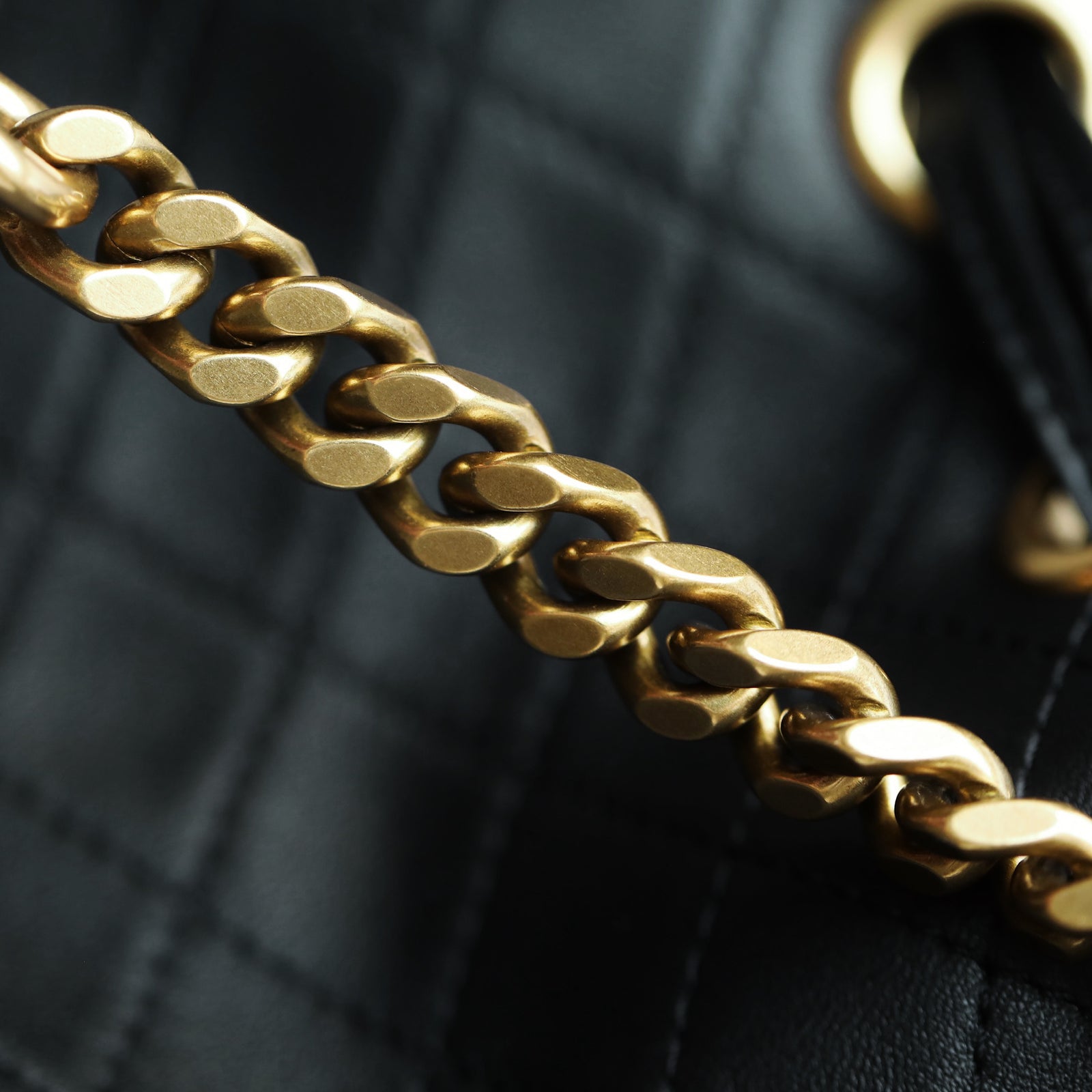 생로랑 카산드라 버킷백 램스킨