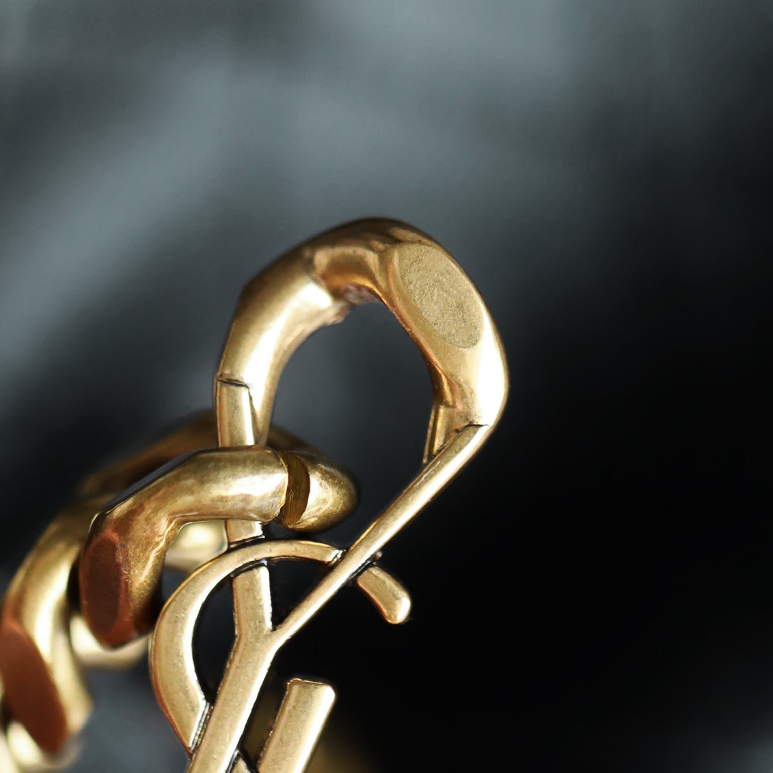 생로랑 카산드라 버킷백 램스킨