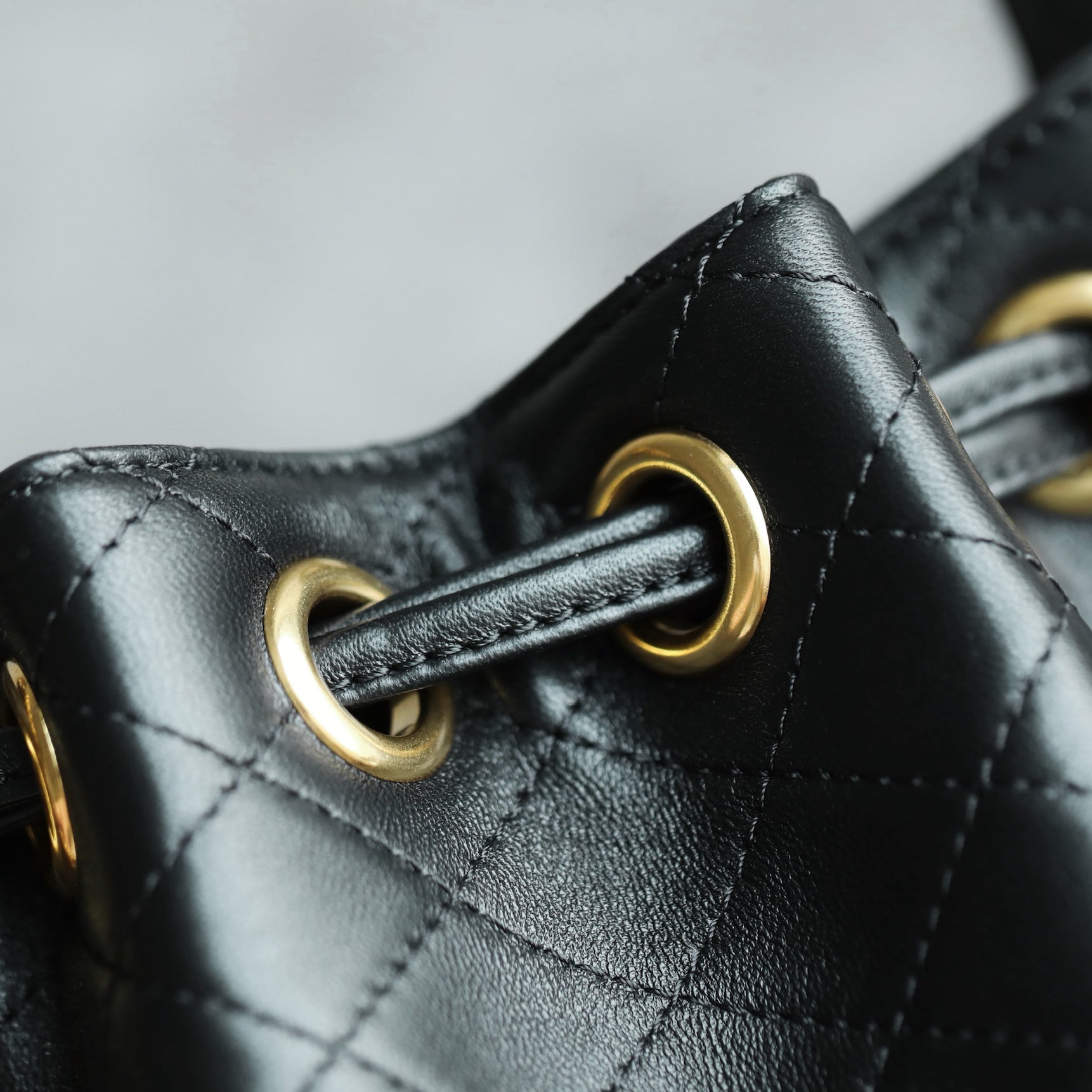 생로랑 카산드라 버킷백 램스킨