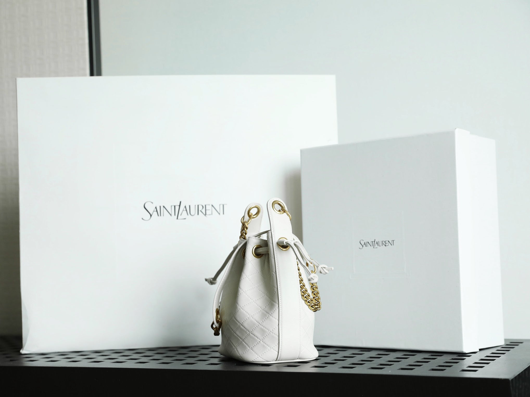 생로랑 카산드라 버킷백 램스킨