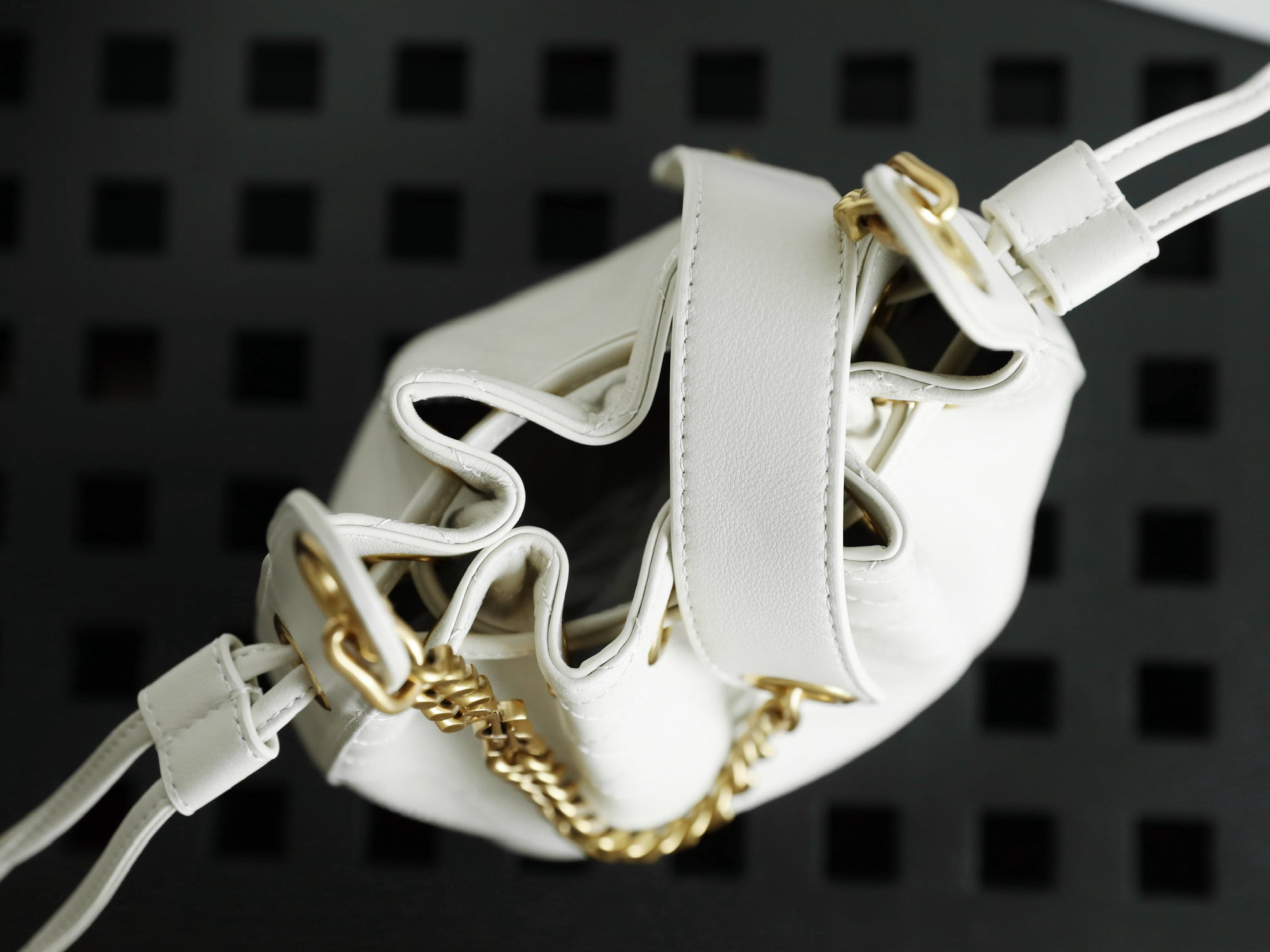 생로랑 카산드라 버킷백 램스킨