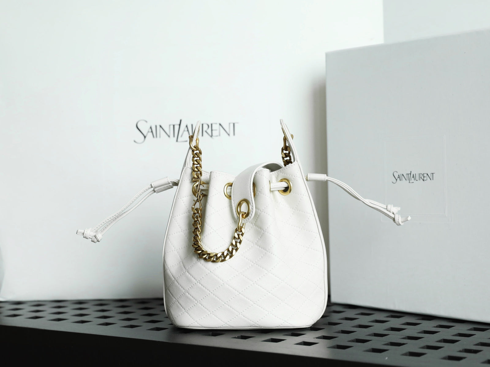 생로랑 카산드라 버킷백 램스킨