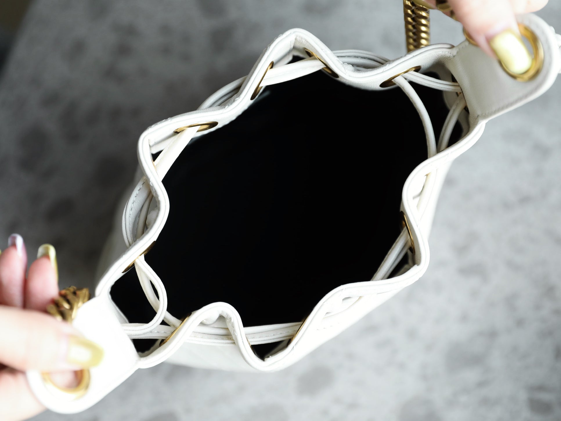 생로랑 카산드라 버킷백 램스킨