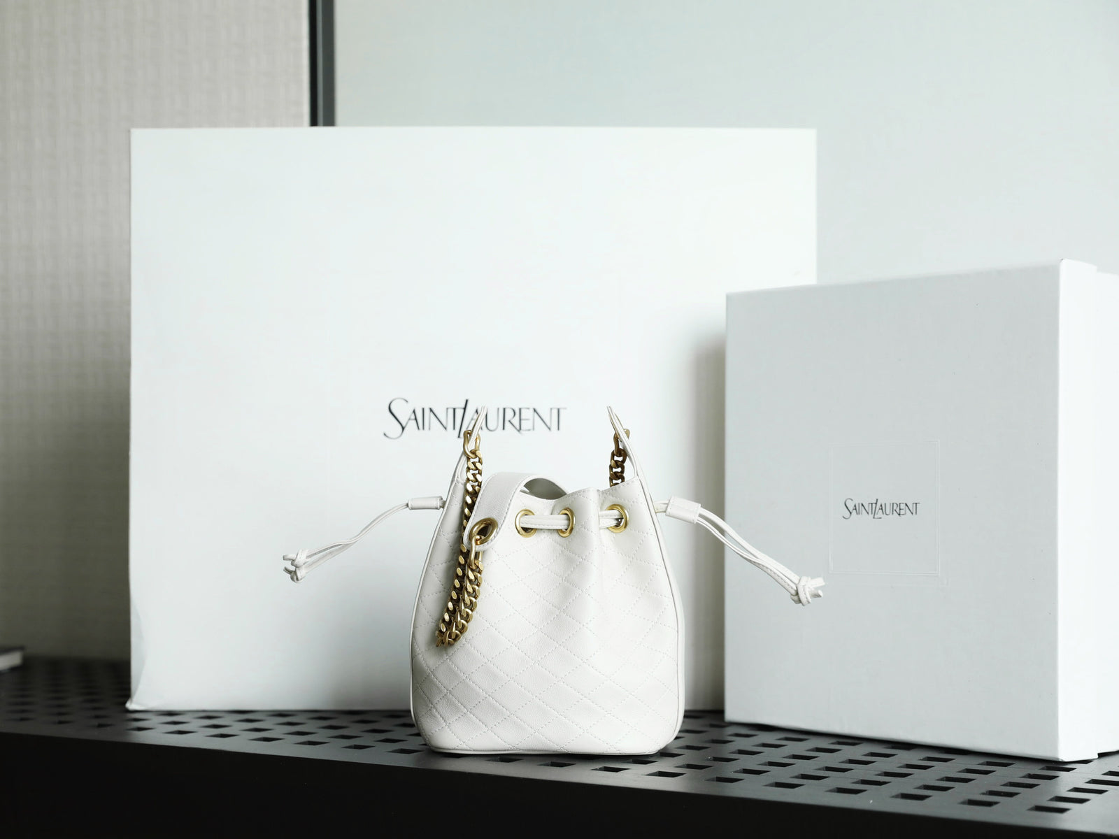 생로랑 카산드라 버킷백 램스킨