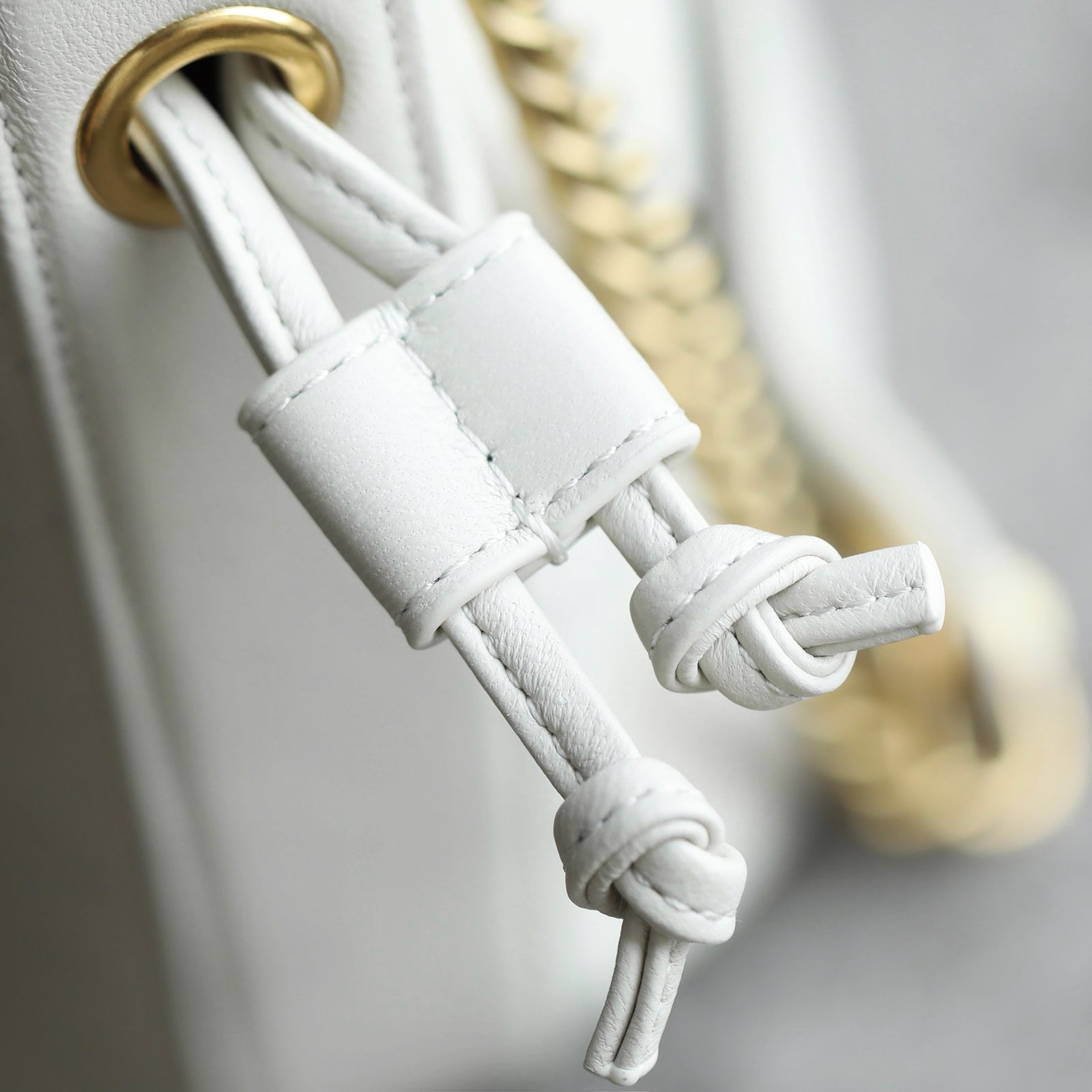 생로랑 카산드라 버킷백 램스킨