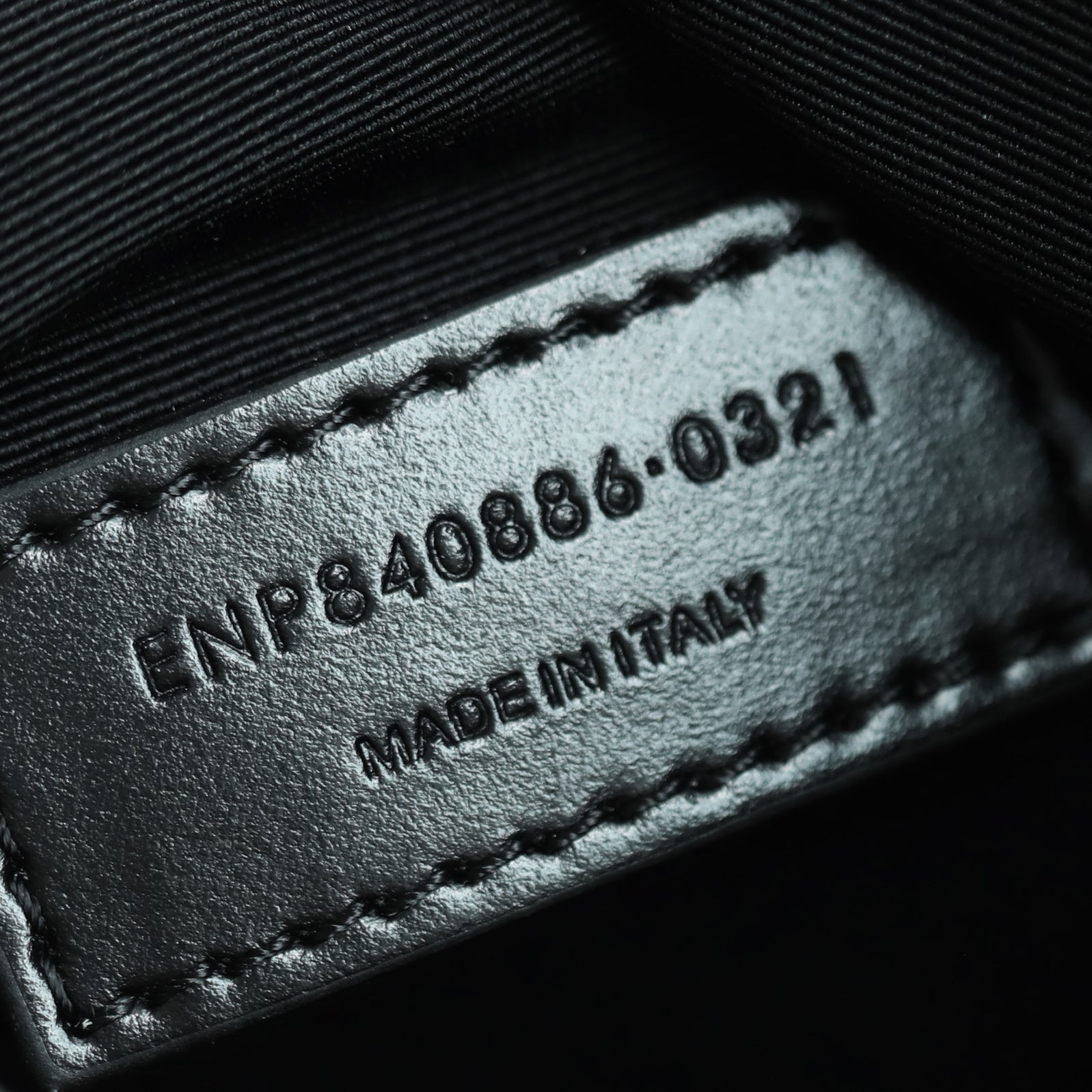 생로랑 카산드라 버킷백 램스킨