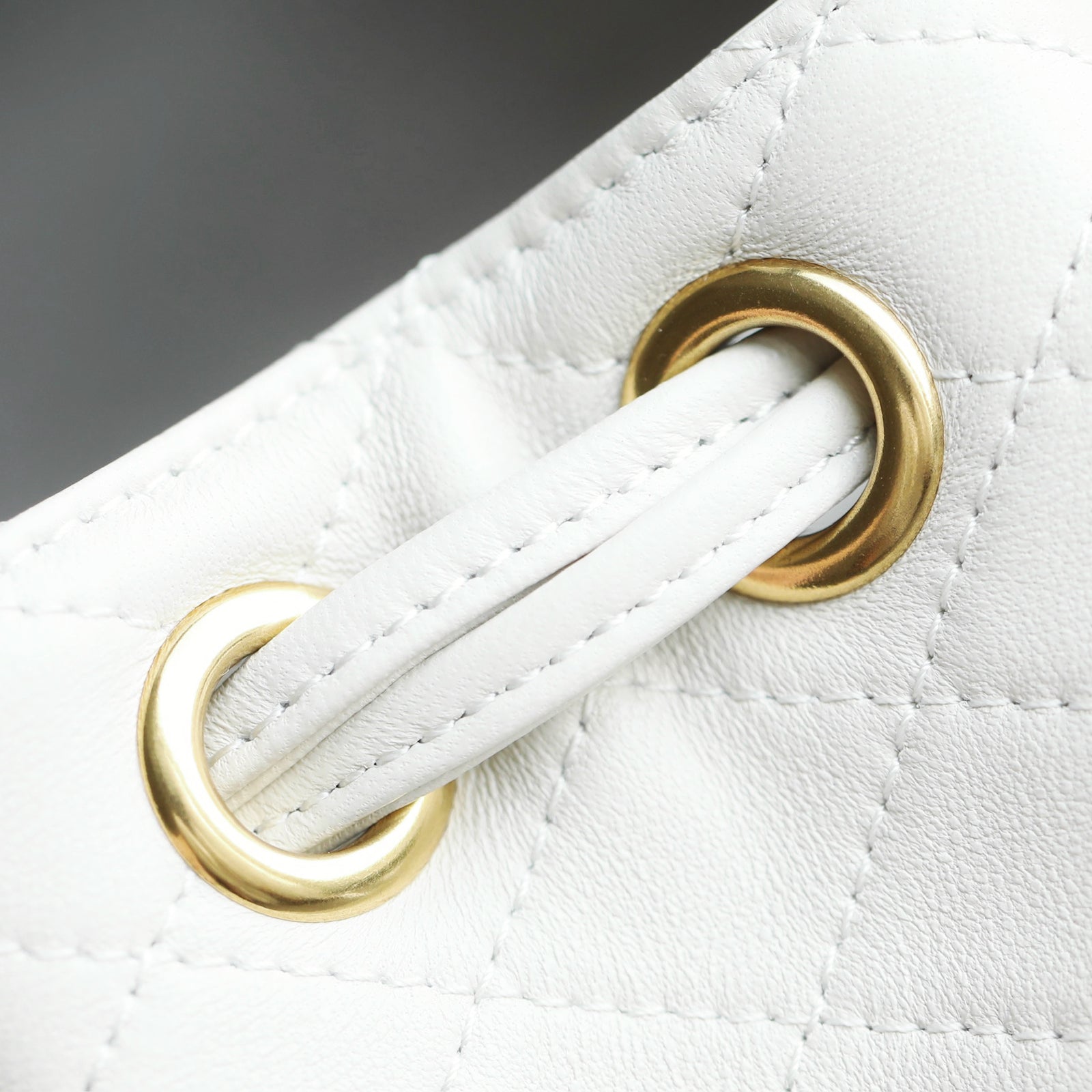 생로랑 카산드라 버킷백 램스킨