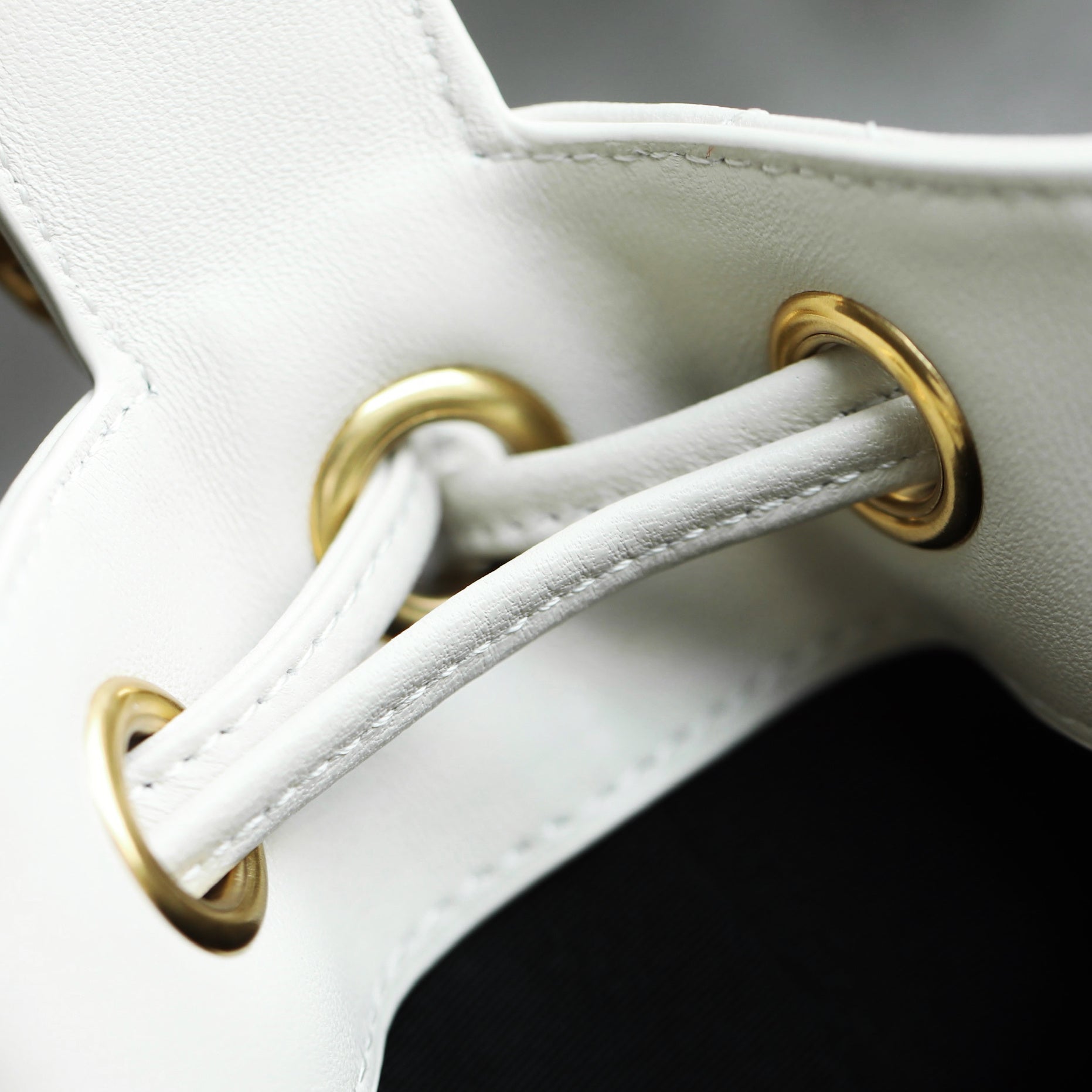 생로랑 카산드라 버킷백 램스킨