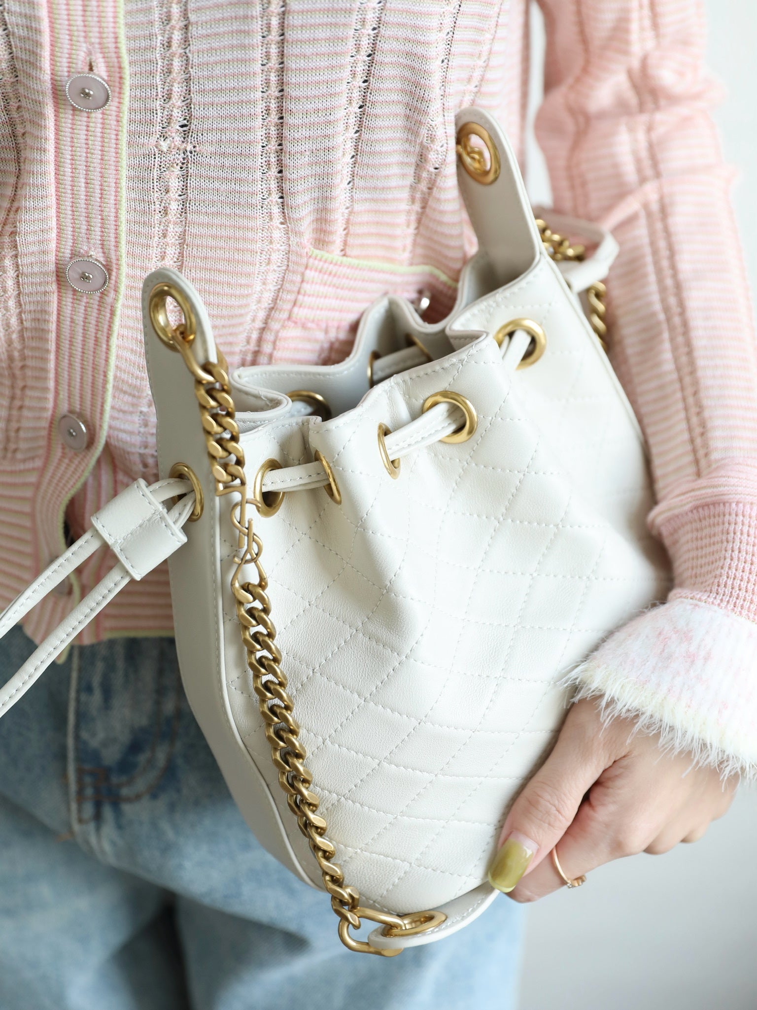 생로랑 카산드라 버킷백 램스킨