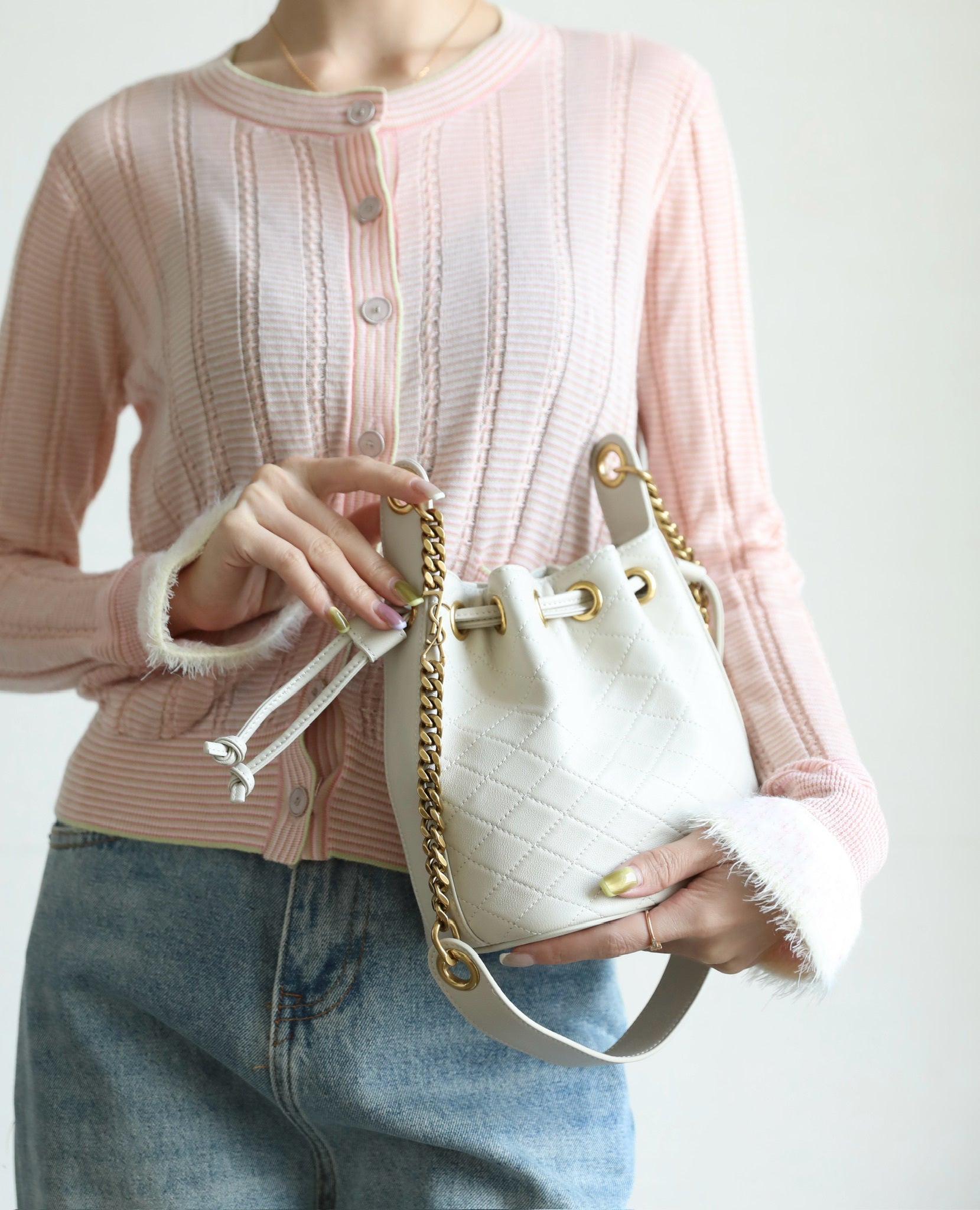 생로랑 카산드라 버킷백 램스킨