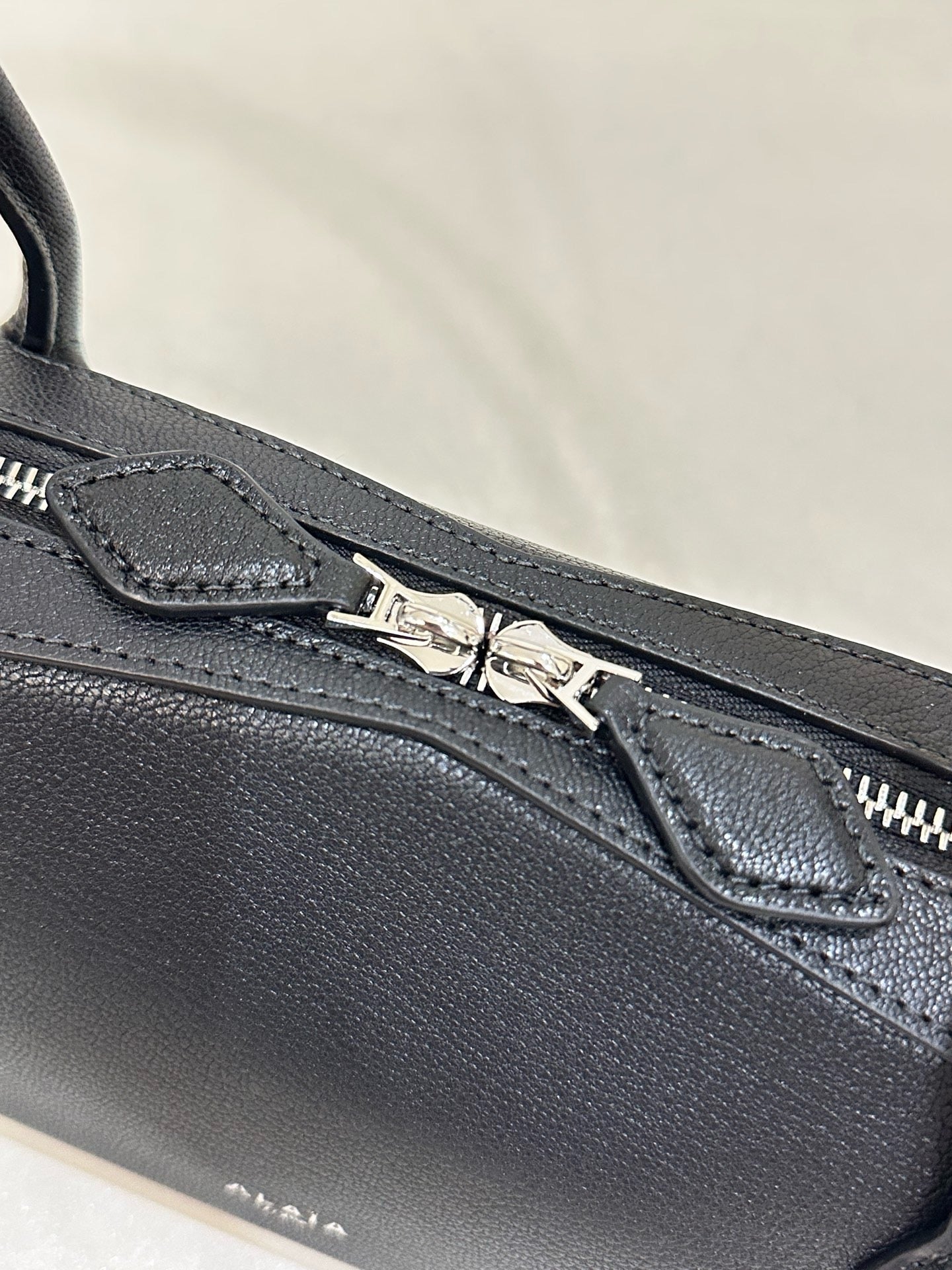 알라이아 LE TECKEL 미디엄 백