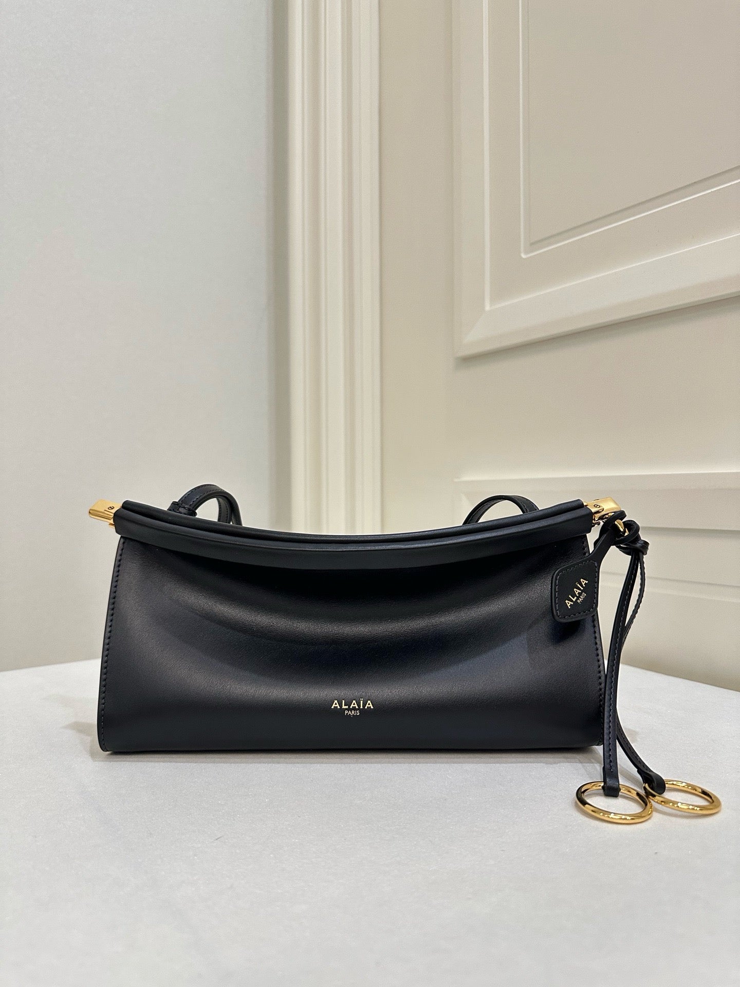 알라이아 가죽 소재 LE CLICK 이스트 웨스트 스몰 백 블랙