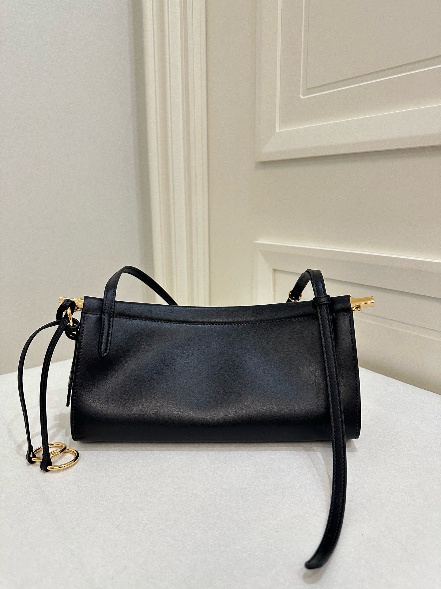 알라이아 가죽 소재 LE CLICK 이스트 웨스트 스몰 백 블랙