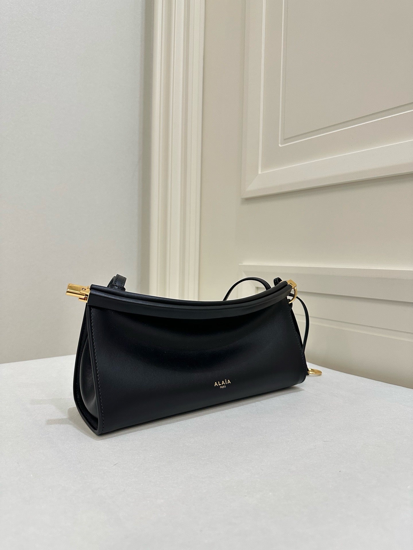 알라이아 가죽 소재 LE CLICK 이스트 웨스트 스몰 백 블랙