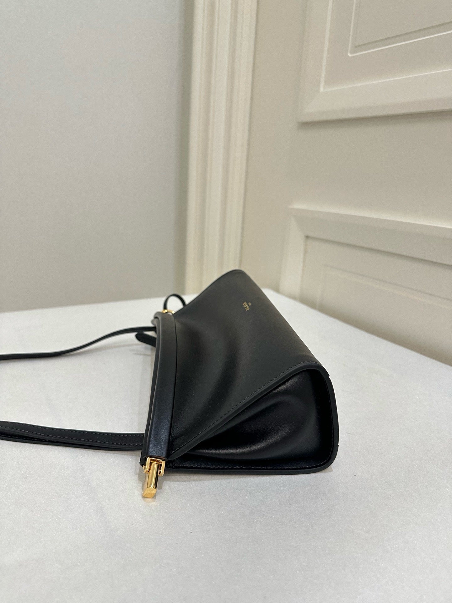 알라이아 가죽 소재 LE CLICK 이스트 웨스트 스몰 백 블랙