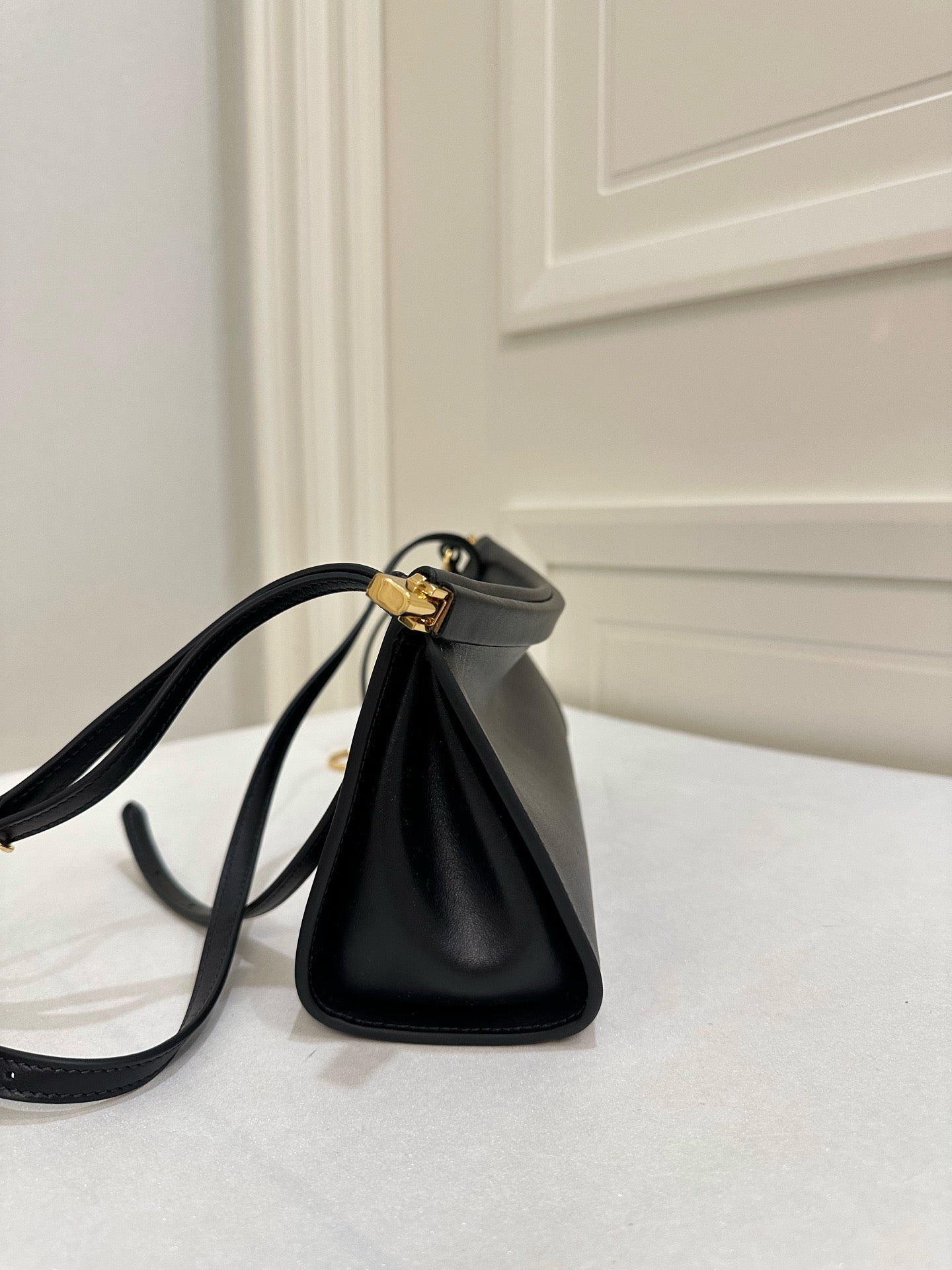 알라이아 가죽 소재 LE CLICK 이스트 웨스트 스몰 백 블랙