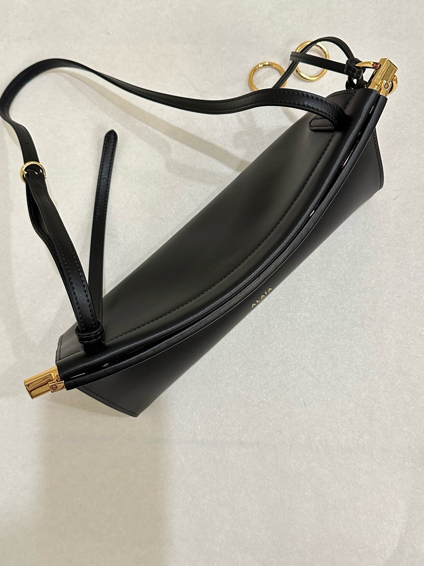 알라이아 가죽 소재 LE CLICK 이스트 웨스트 스몰 백 블랙