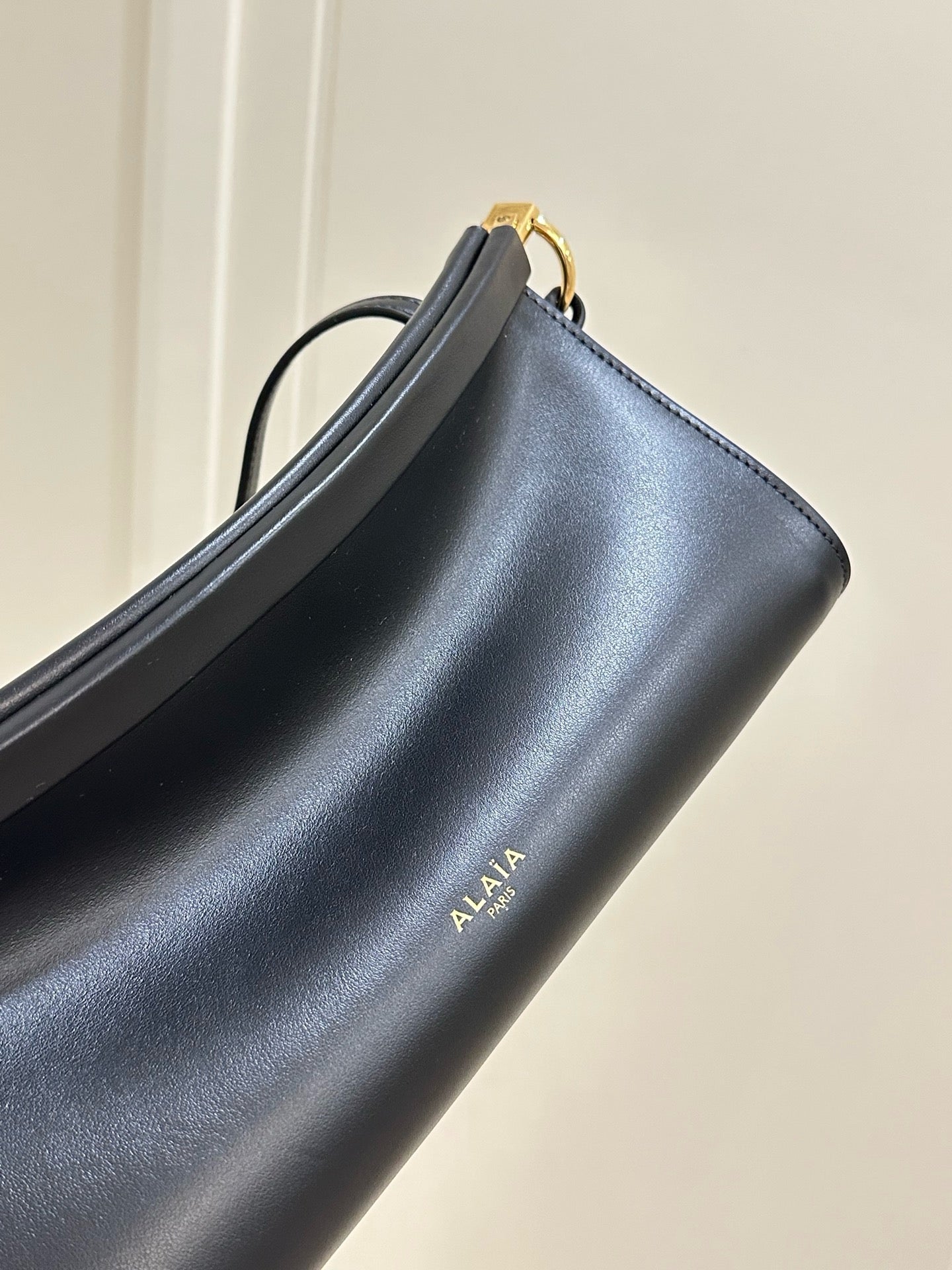 알라이아 가죽 소재 LE CLICK 이스트 웨스트 스몰 백 블랙