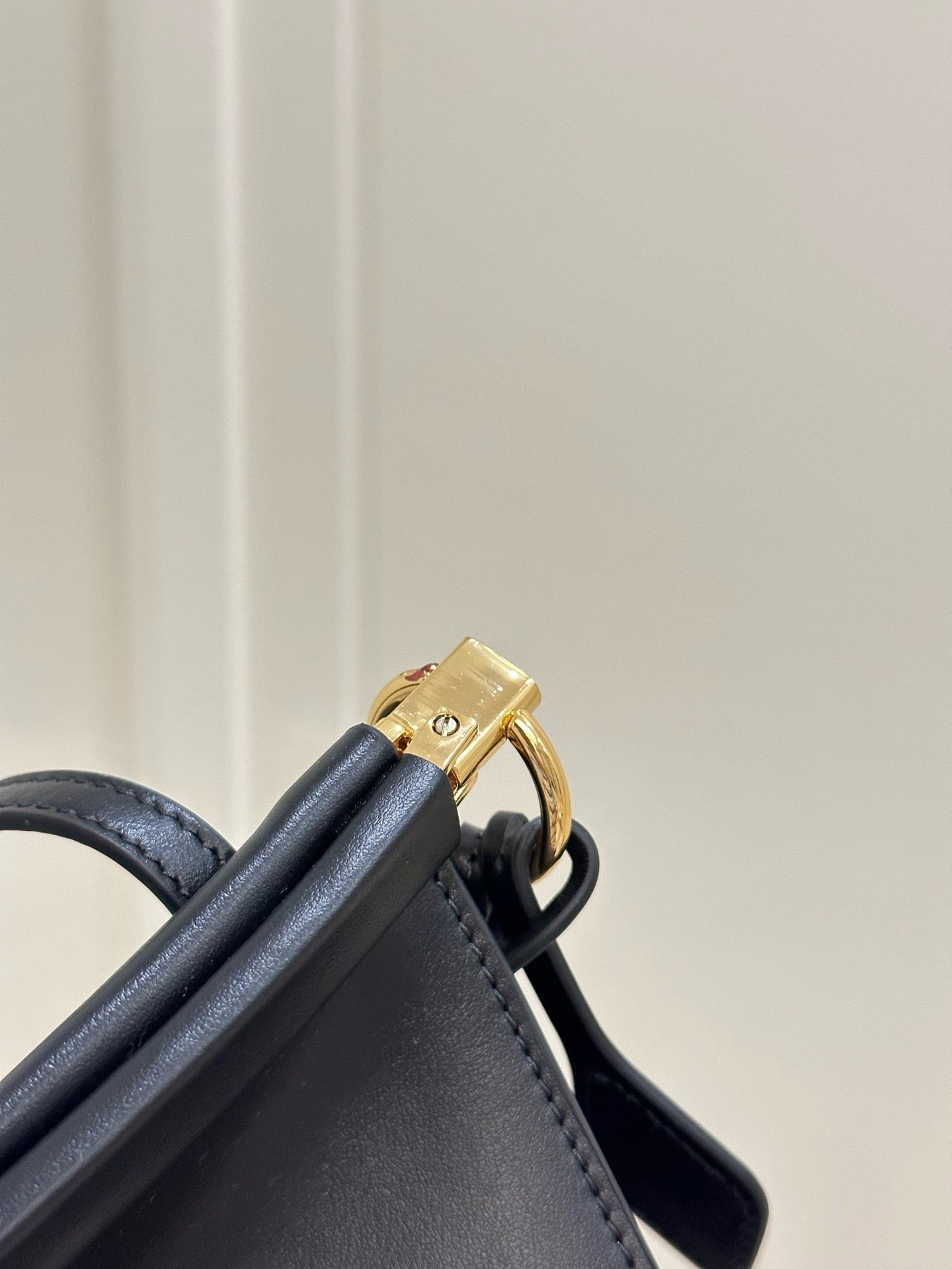 알라이아 가죽 소재 LE CLICK 이스트 웨스트 스몰 백 블랙