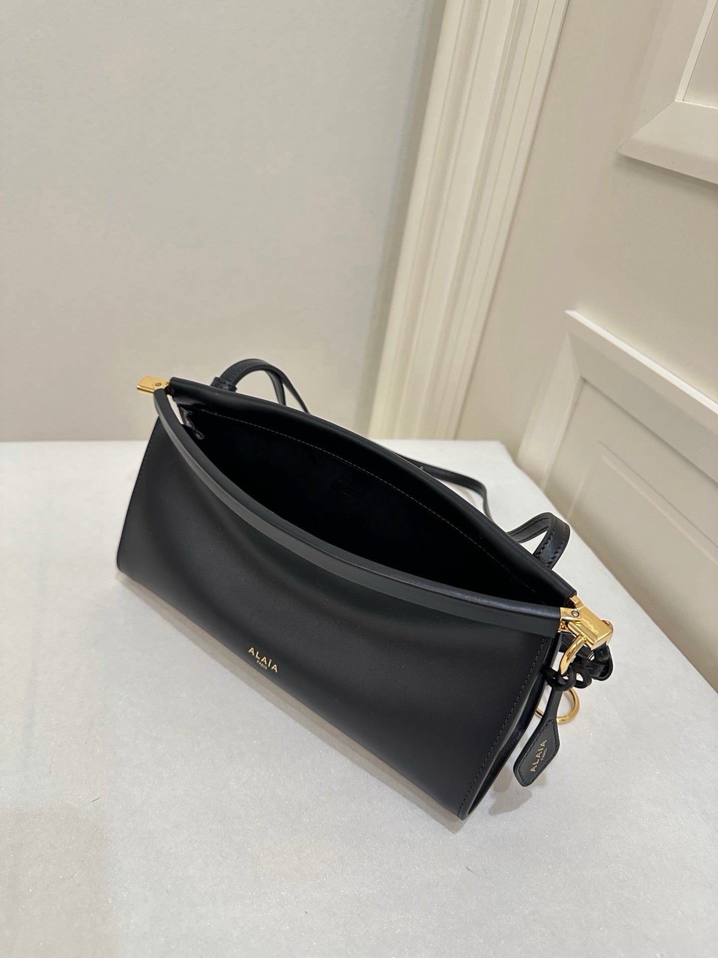 알라이아 가죽 소재 LE CLICK 이스트 웨스트 스몰 백 블랙