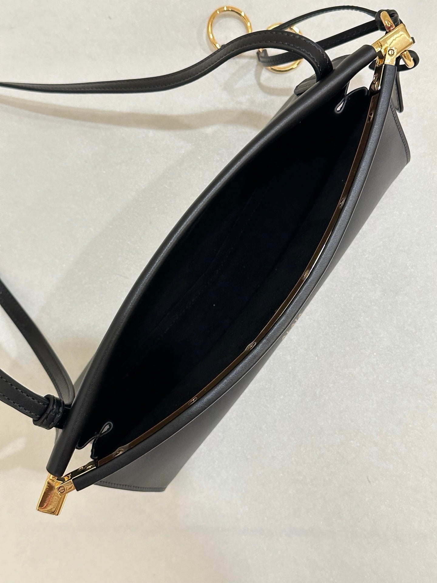 알라이아 가죽 소재 LE CLICK 이스트 웨스트 스몰 백 블랙