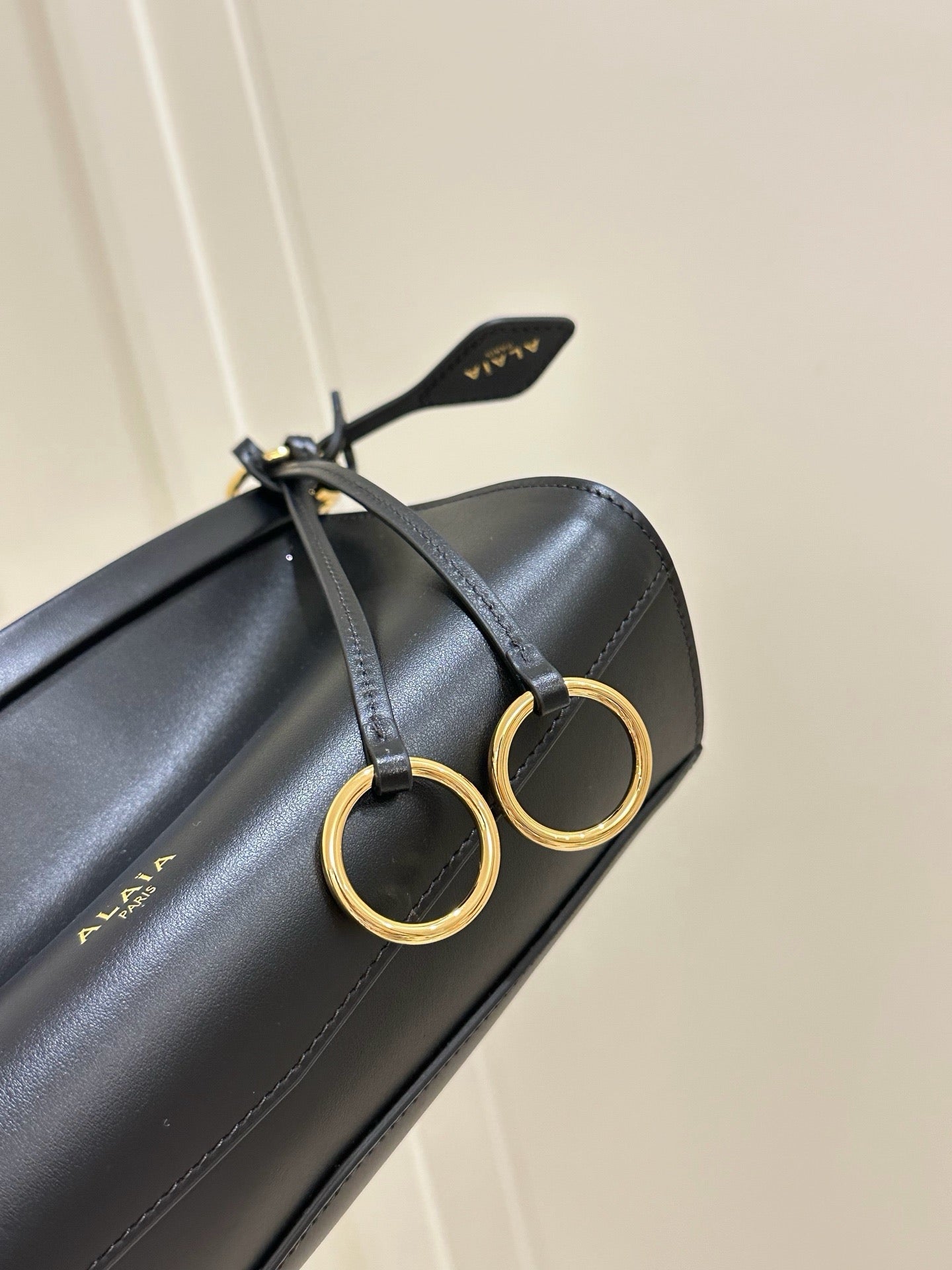 알라이아 가죽 소재 LE CLICK 이스트 웨스트 스몰 백 블랙