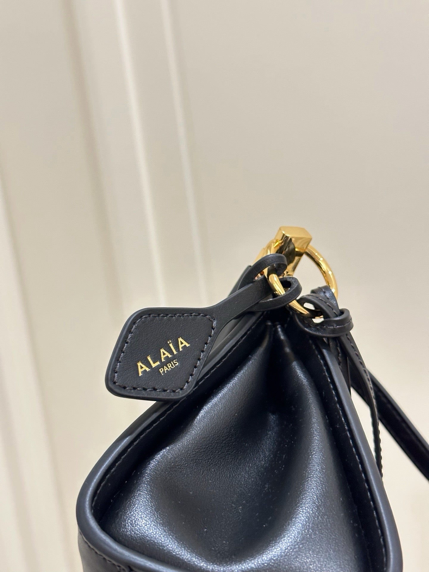 알라이아 가죽 소재 LE CLICK 이스트 웨스트 스몰 백 블랙