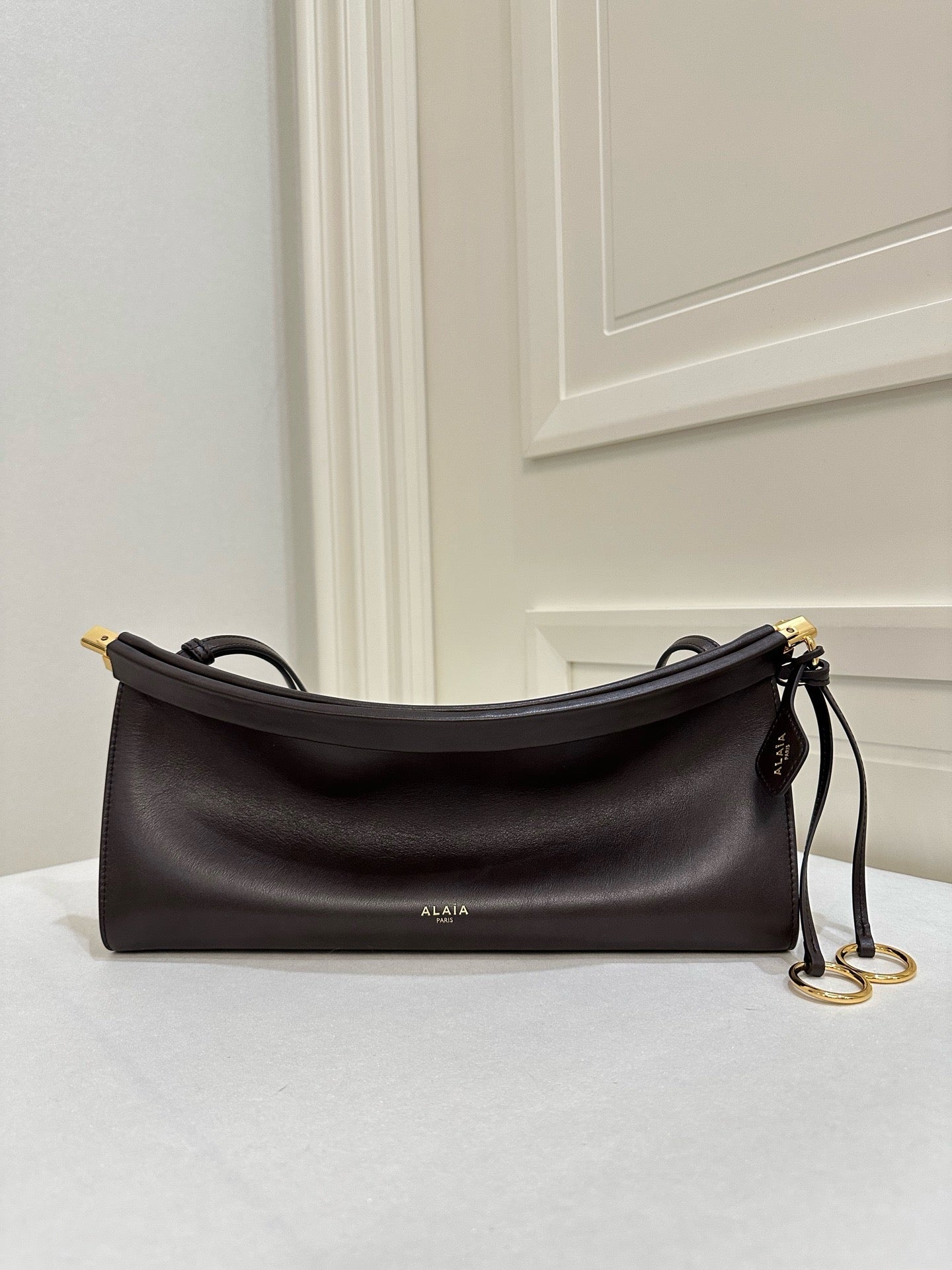 알라이아 가죽 소재 LE CLICK 이스트웨스트 스몰 백 브라운