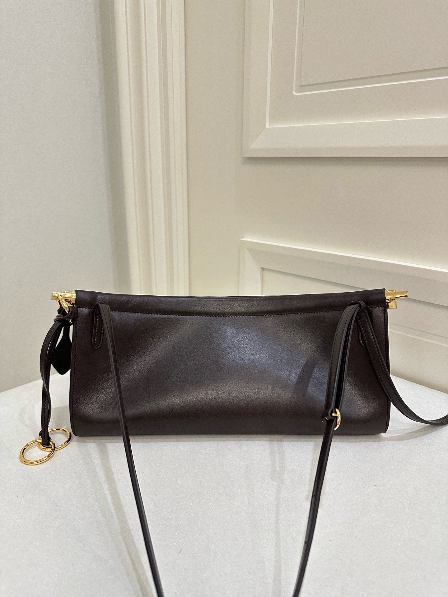 알라이아 가죽 소재 LE CLICK 이스트웨스트 스몰 백 브라운