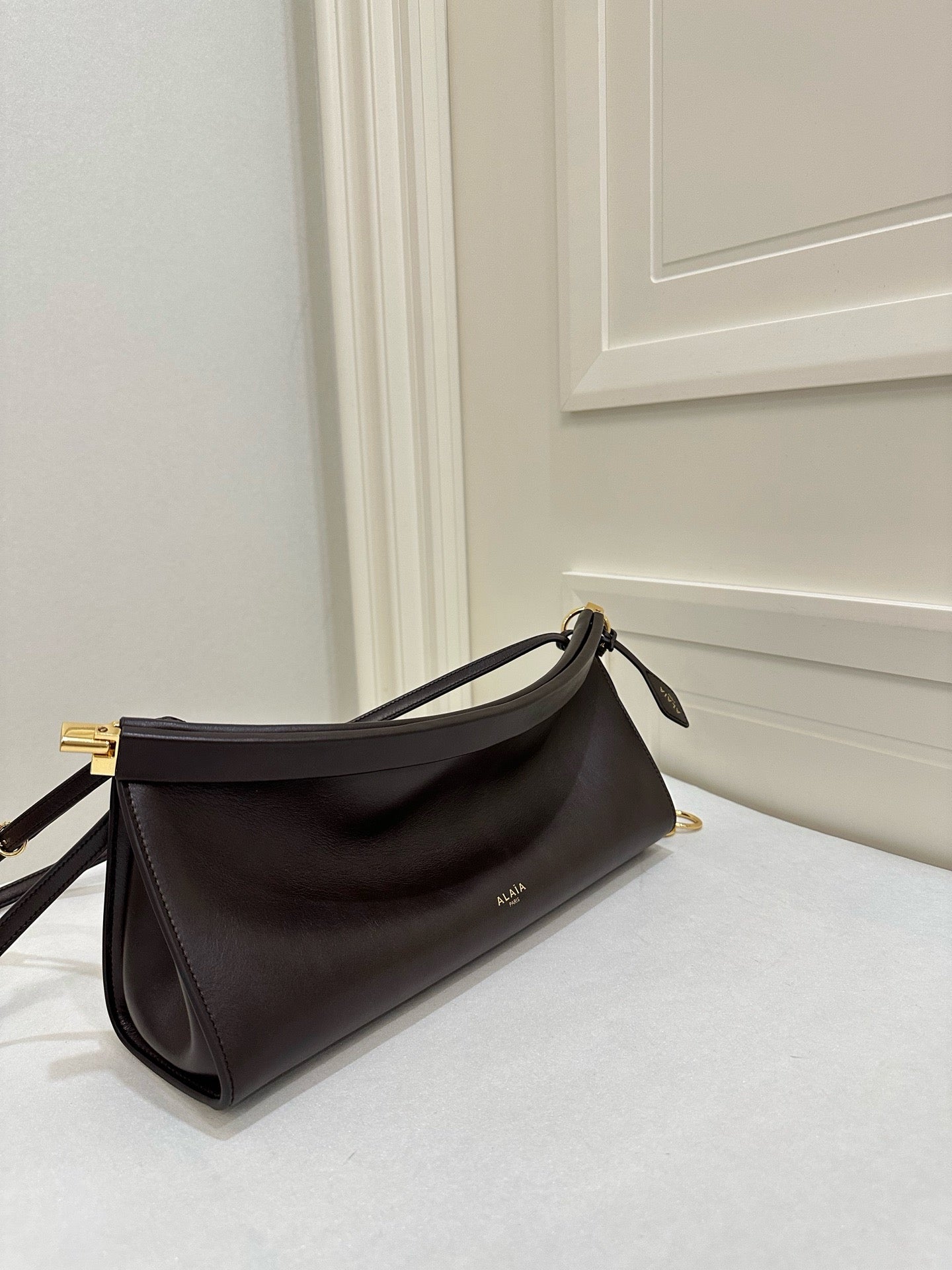 알라이아 가죽 소재 LE CLICK 이스트웨스트 스몰 백 브라운