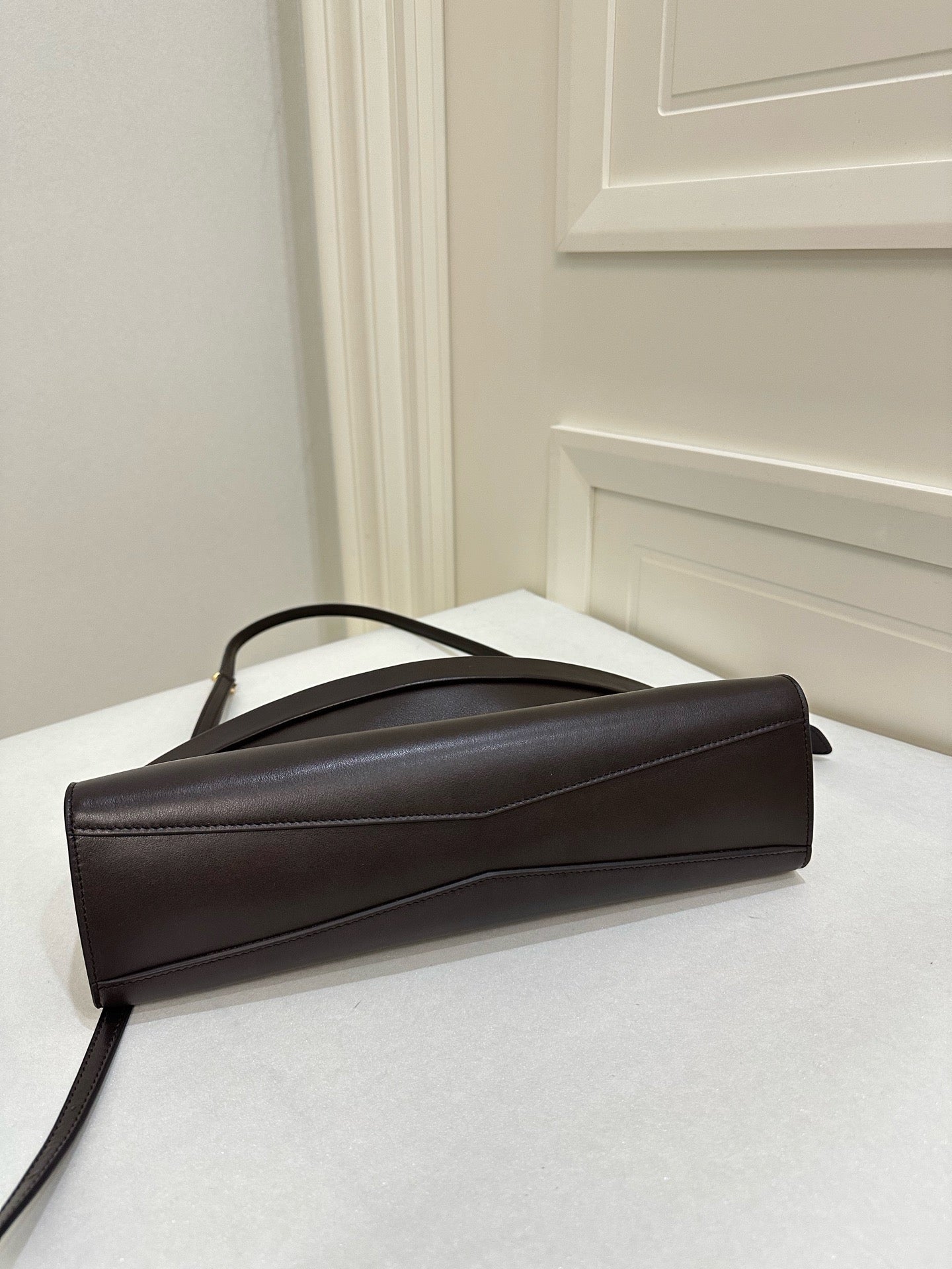 알라이아 가죽 소재 LE CLICK 이스트웨스트 스몰 백 브라운