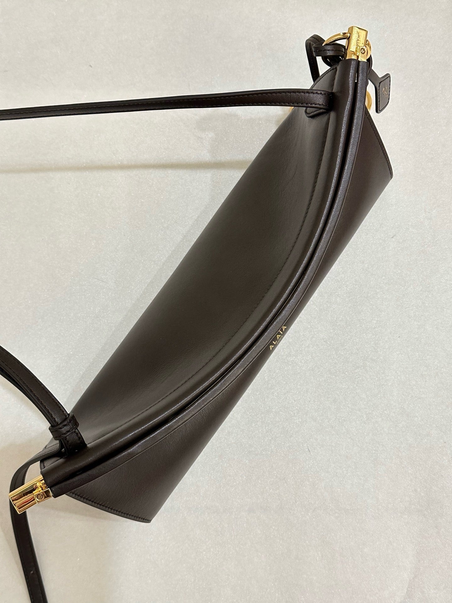 알라이아 가죽 소재 LE CLICK 이스트웨스트 스몰 백 브라운