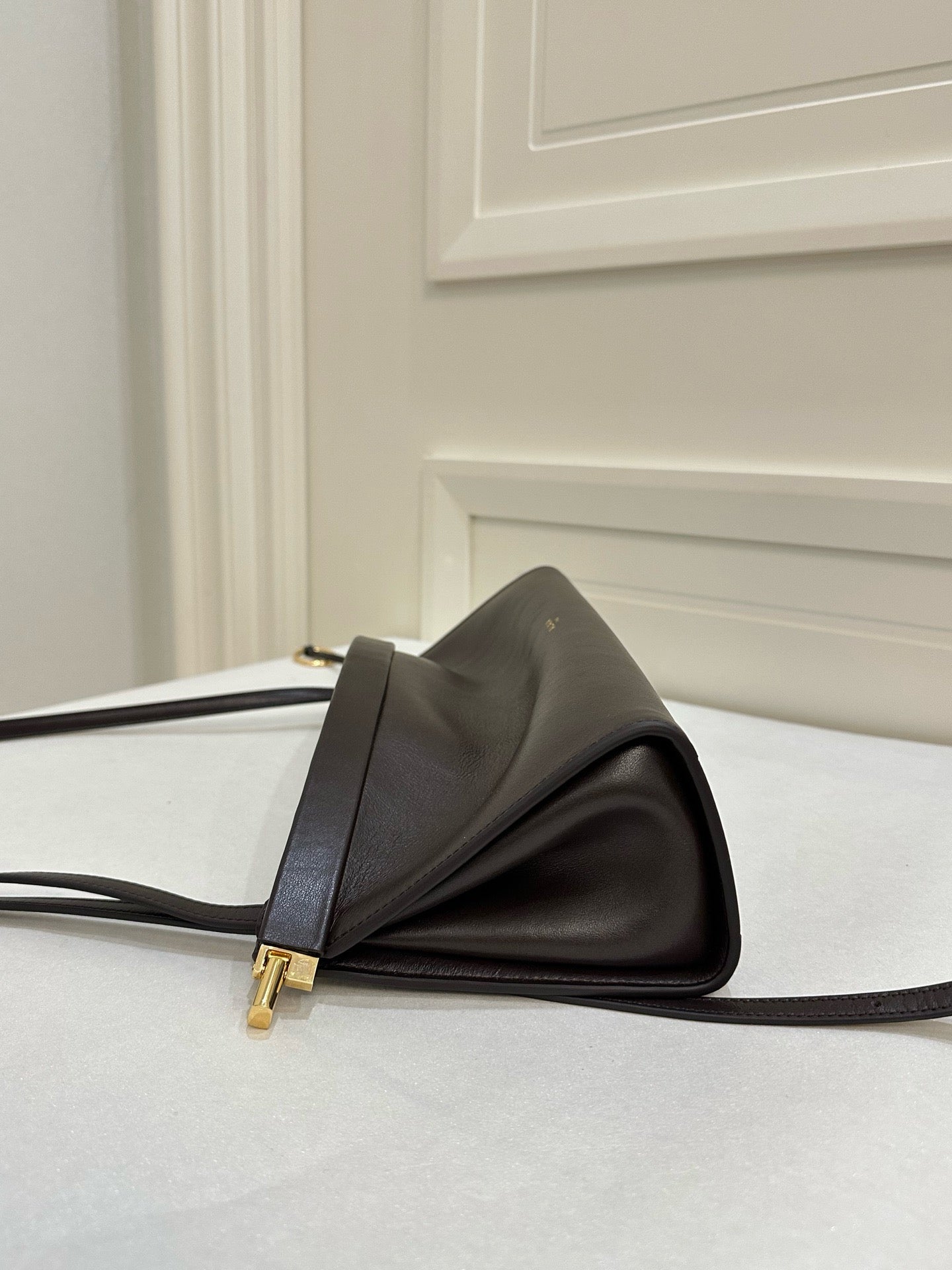 알라이아 가죽 소재 LE CLICK 이스트웨스트 스몰 백 브라운