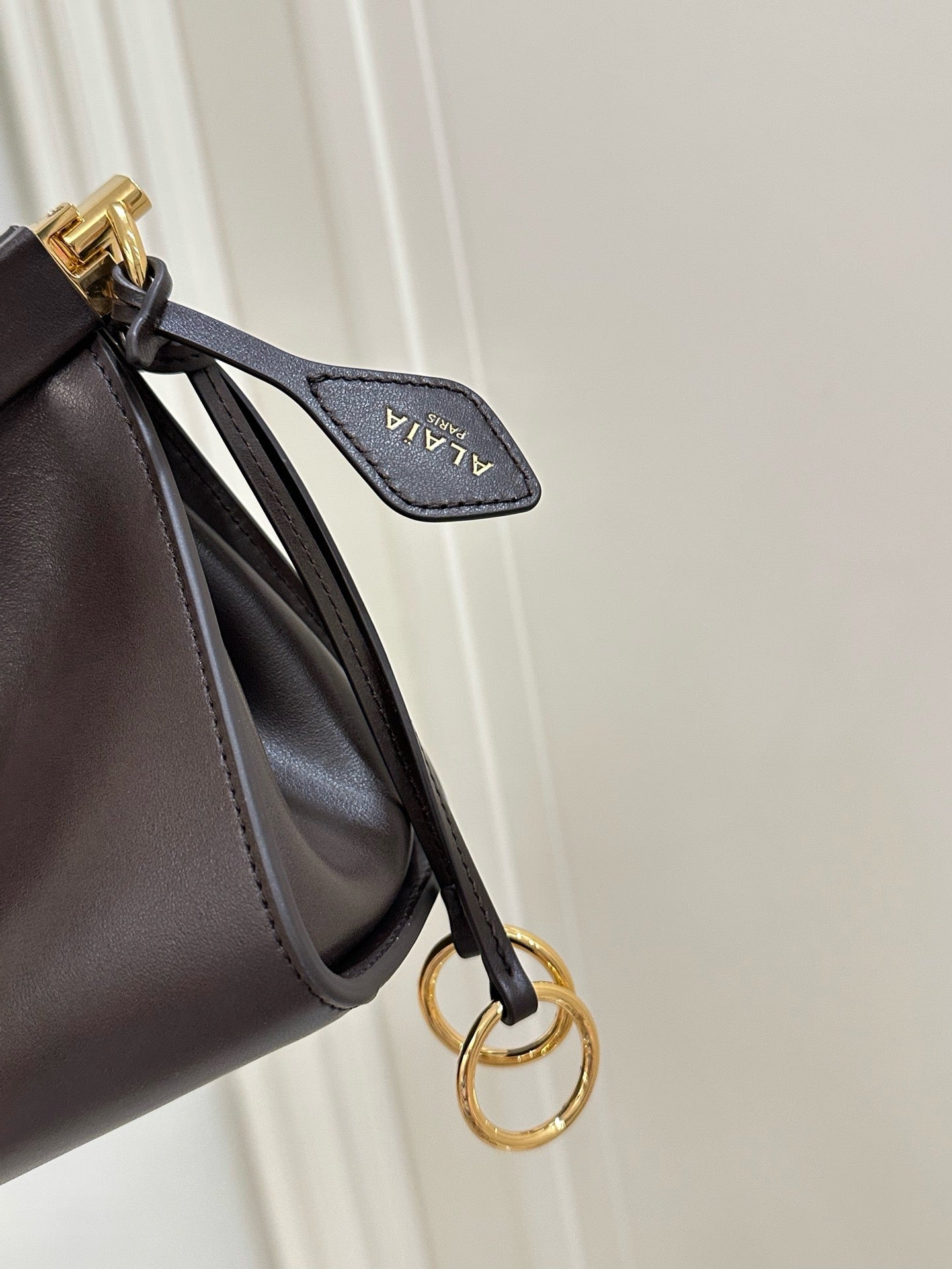 알라이아 가죽 소재 LE CLICK 이스트웨스트 스몰 백 브라운