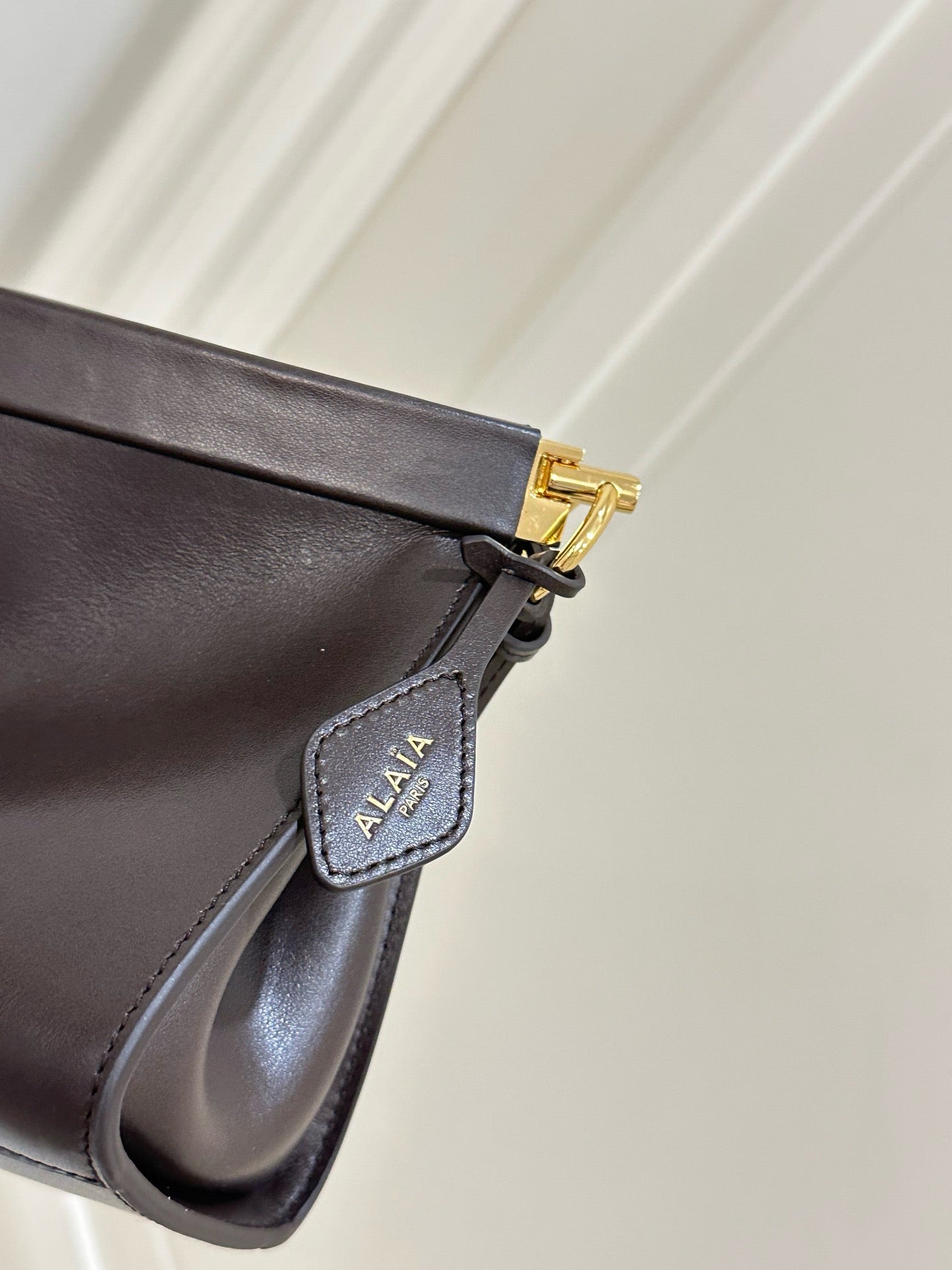 알라이아 가죽 소재 LE CLICK 이스트웨스트 스몰 백 브라운