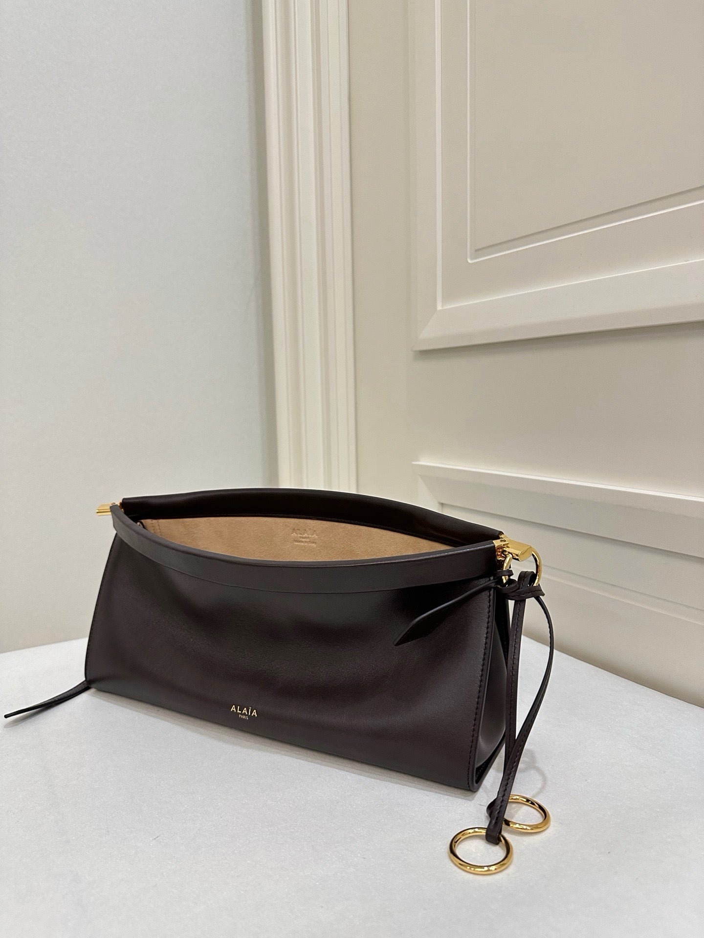 알라이아 가죽 소재 LE CLICK 이스트웨스트 스몰 백 브라운